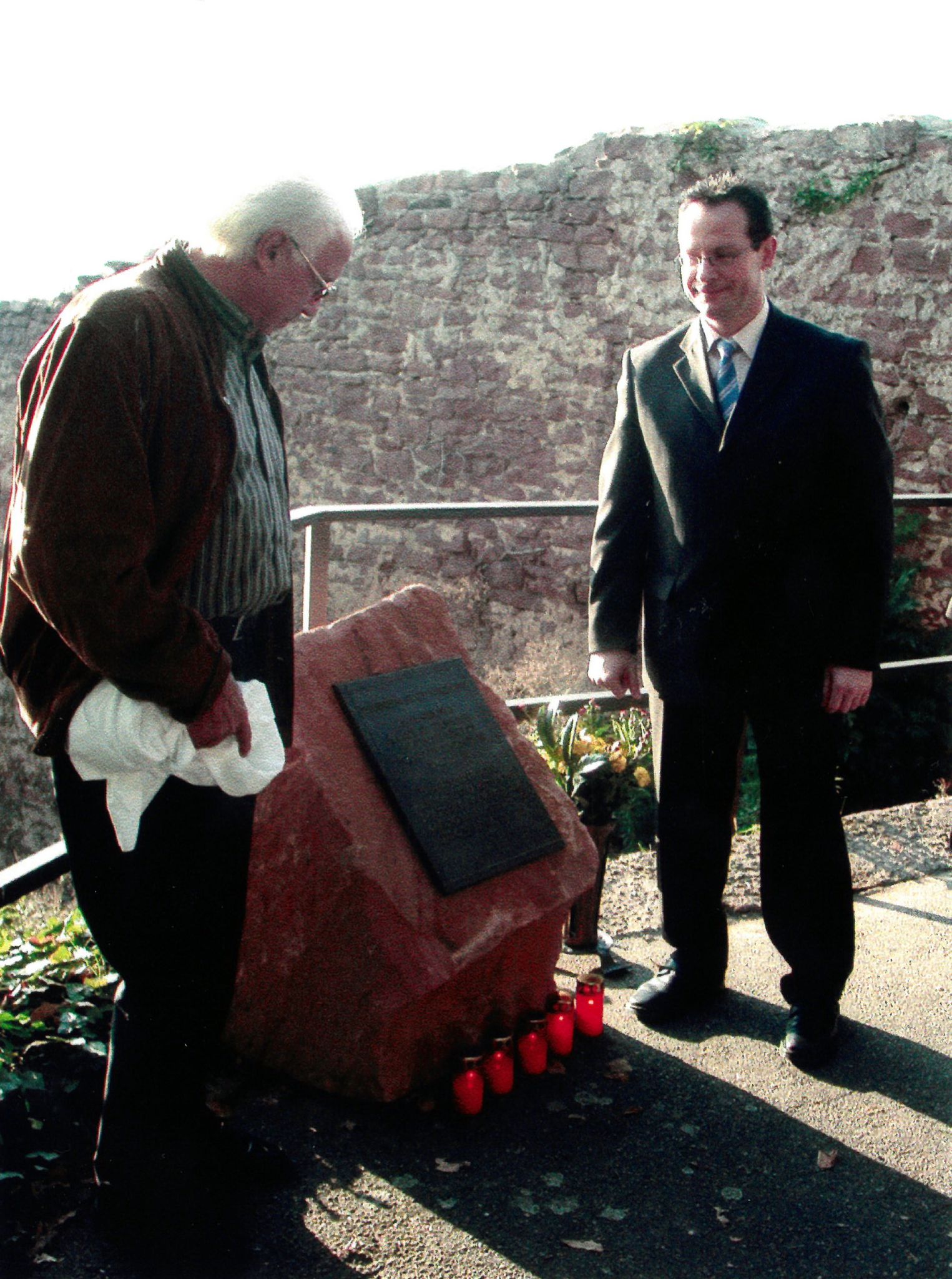 Architekt Helmut Becker und Bürgermeister Reinhart Simon bei der Enthüllung des Gedenksteins