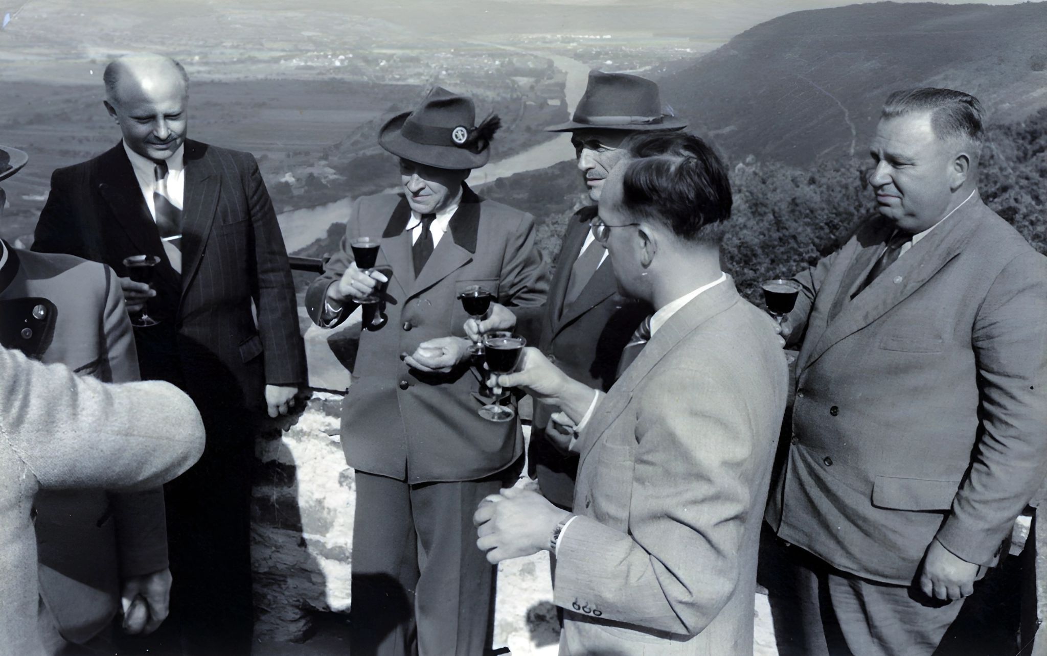 Ein Glas Wein zur Eröffnung des sanierten Aussichtsturms 1953