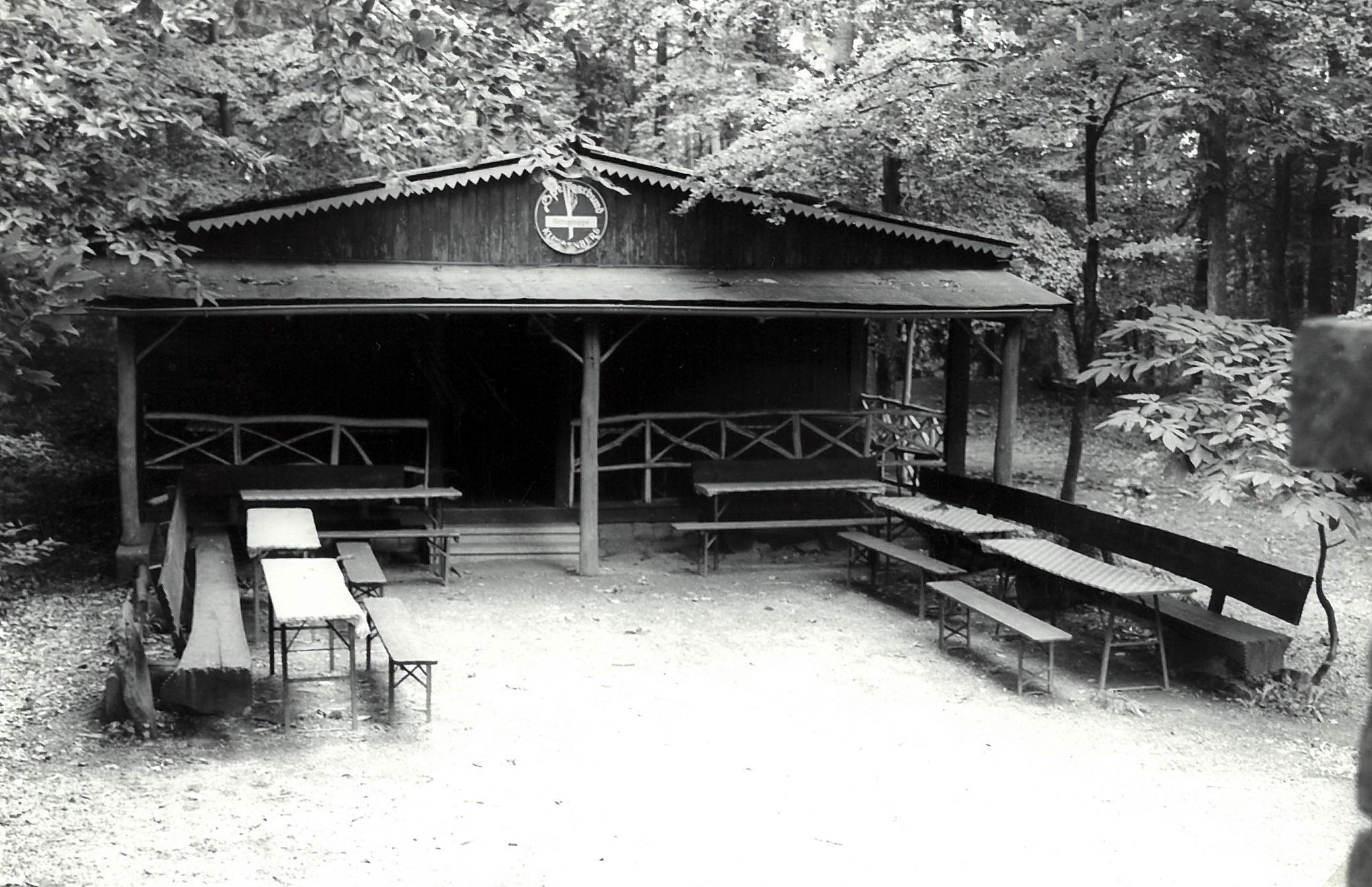 Die erste Schutzhütte am Aussichtsturm um 1990