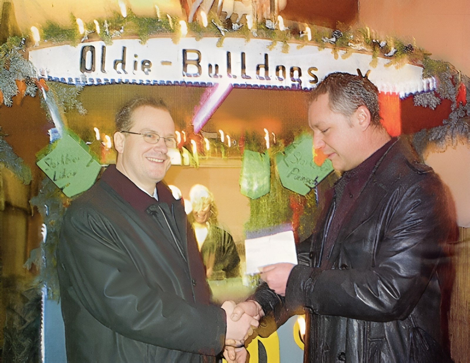 Übergabe einer Spende des Vereins "Oldie-Bulldog" für die Sanierung des Aussichtsturms