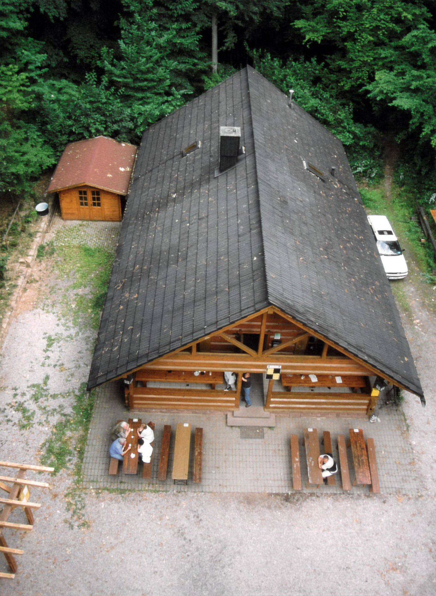 Die Schutzhütte am Aussichtsturm aus der Vogelperspektive