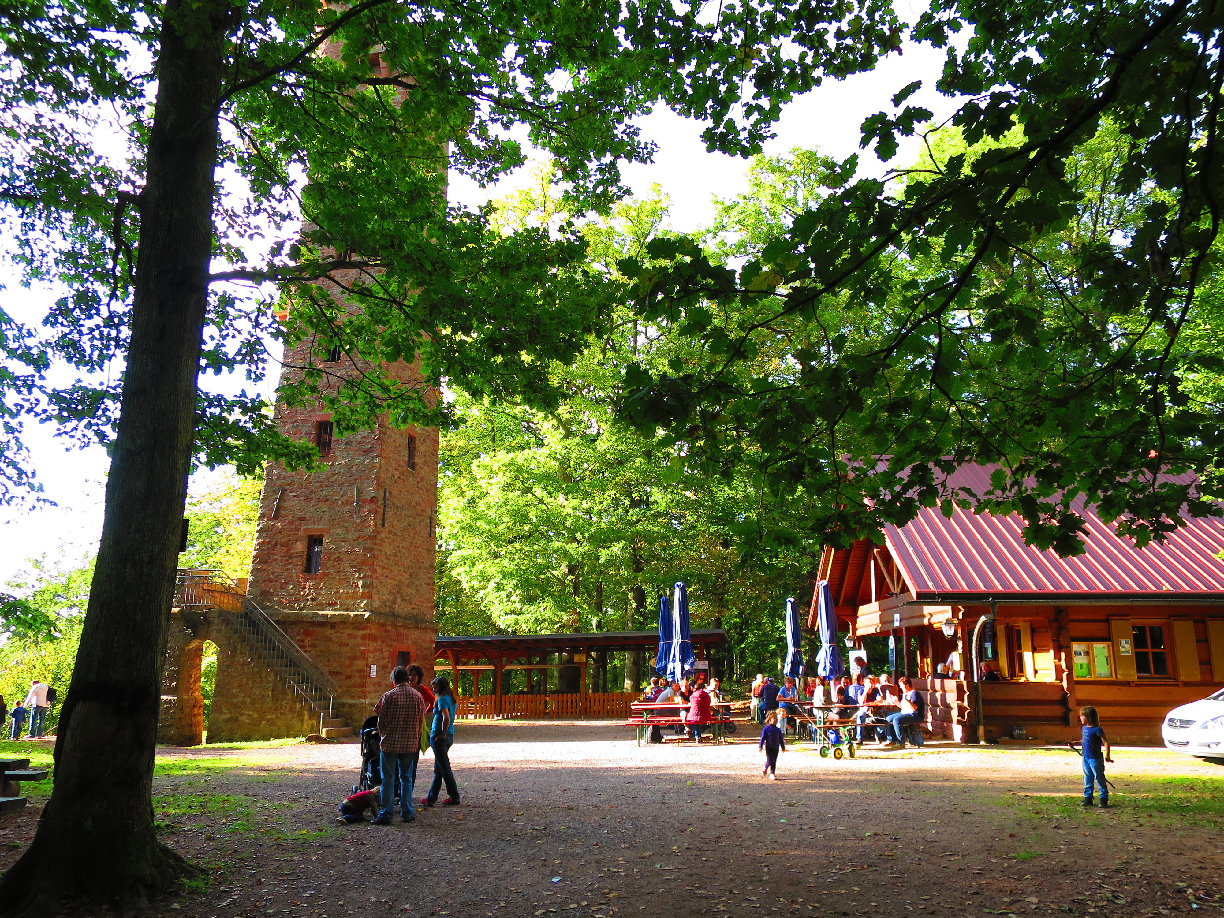 Am Aussichtsturm im Jahr 2014