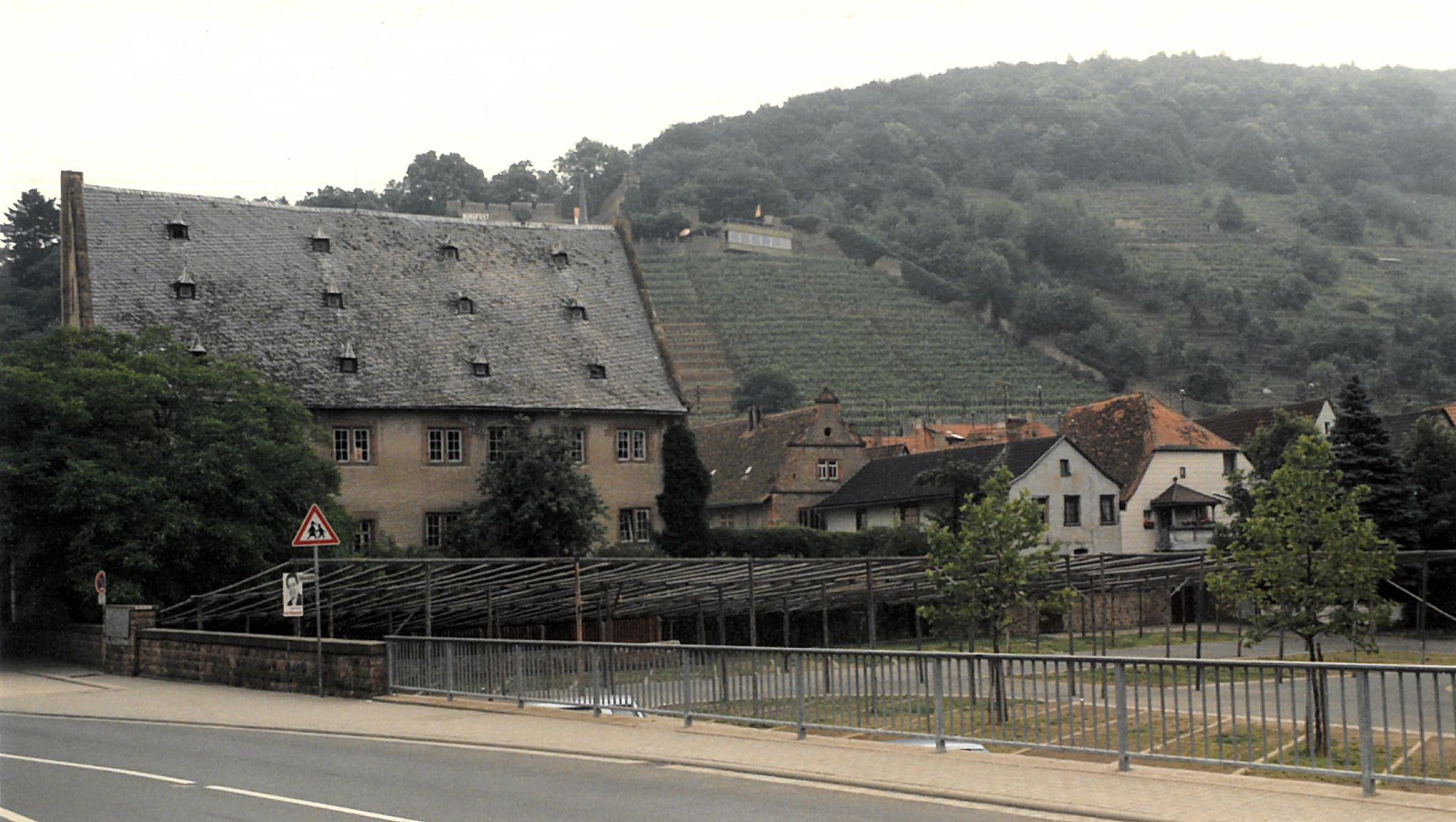 Der Winzerfestplatz mit Zeltgerüst für das Festzelt des Winzerfestes