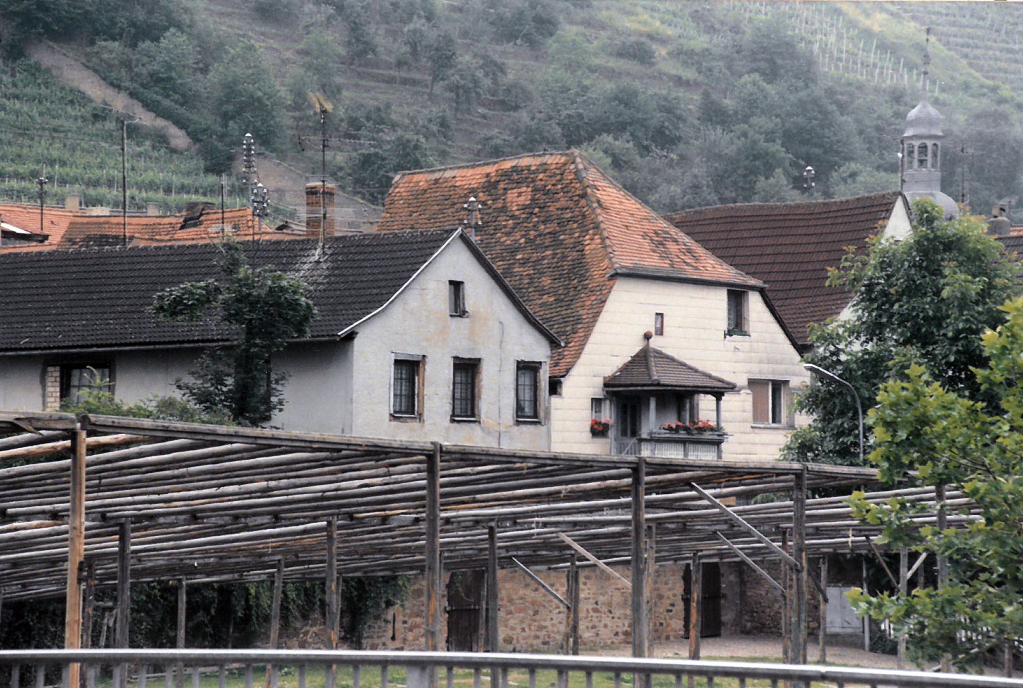 Der Winzerfestplatz mit Zeltgerüst für das Festzelt des Winzerfestes