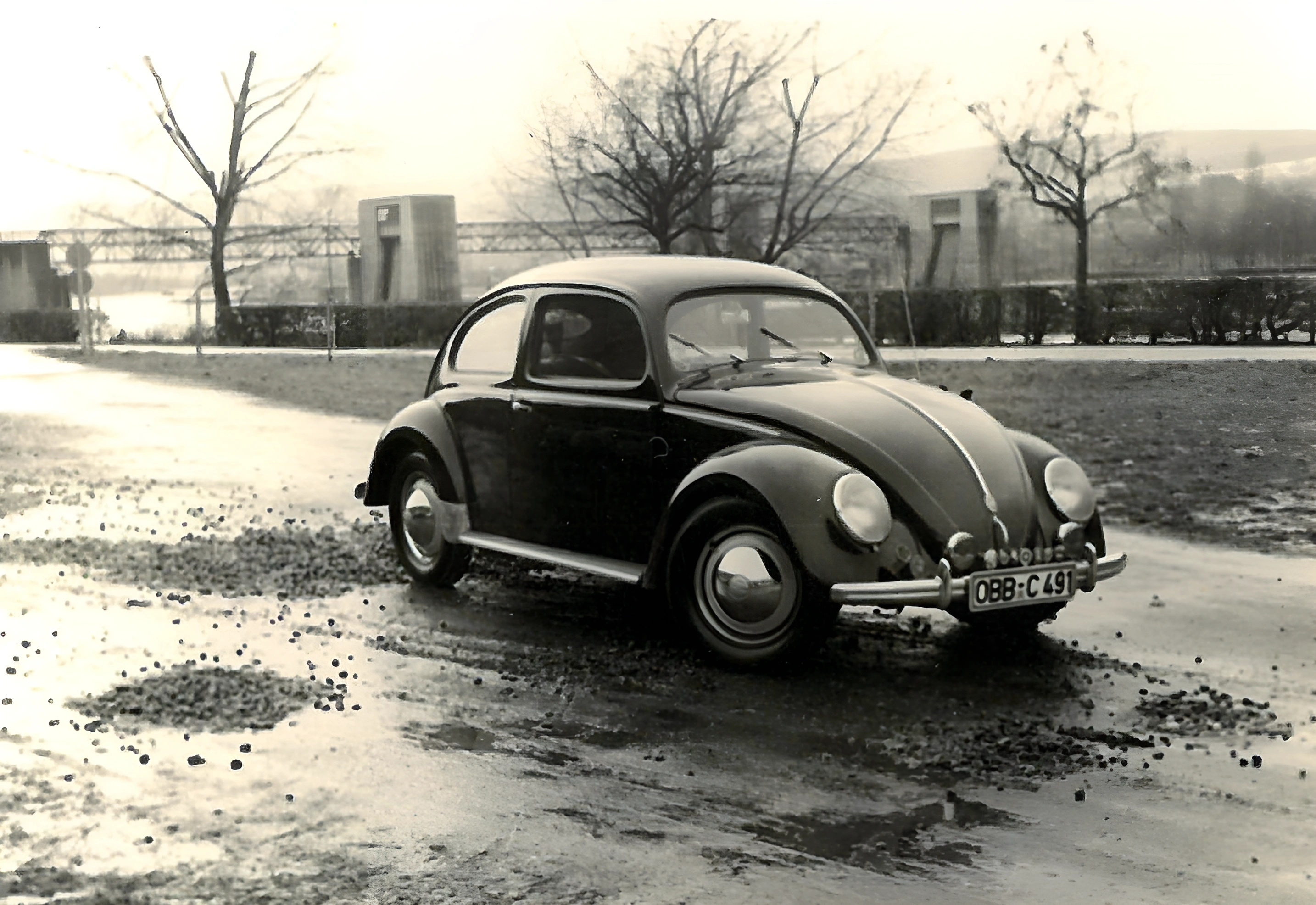 VW Käfer auf dem Maindamm