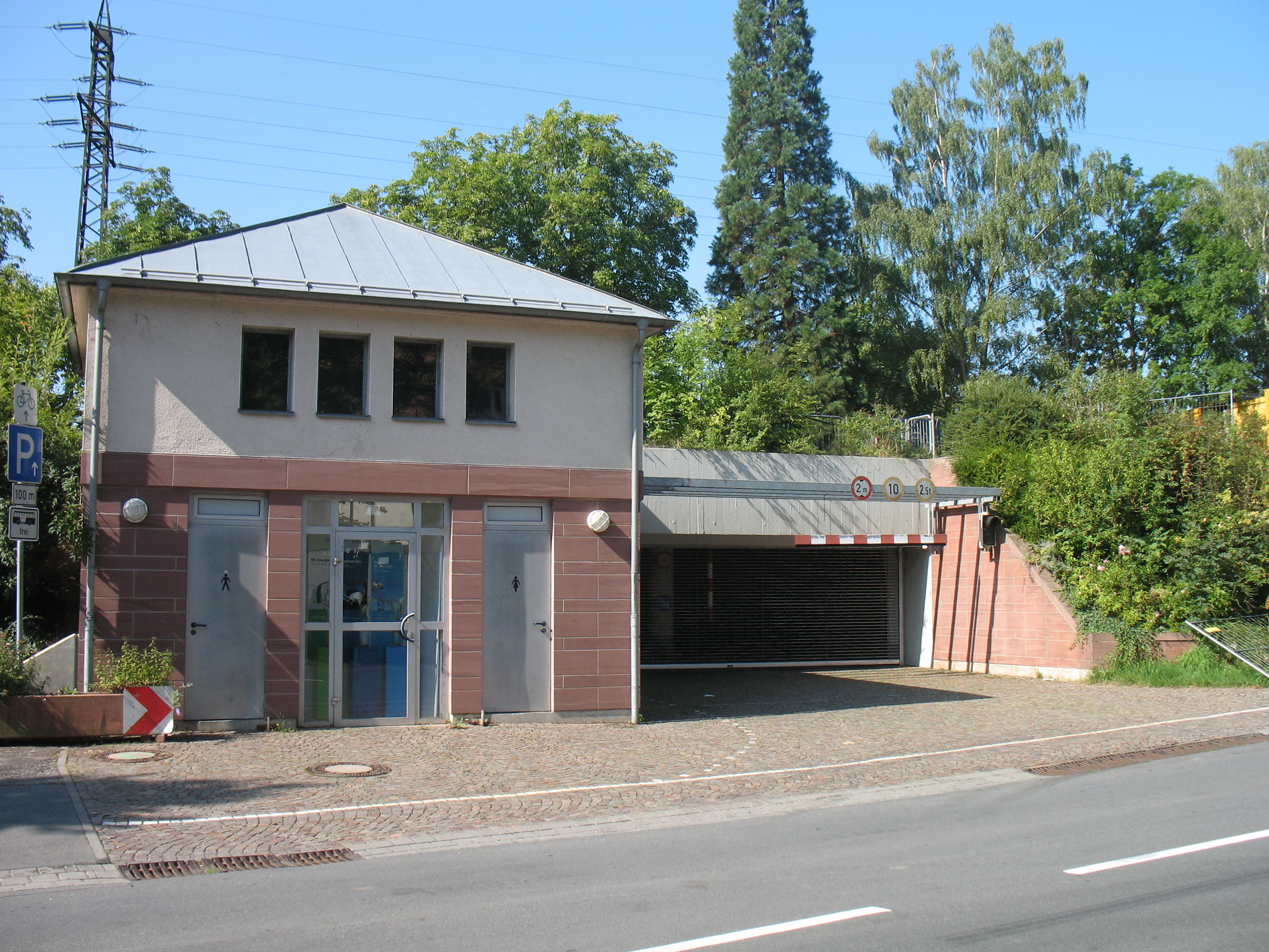 Der Eingang der Maindammgarage.