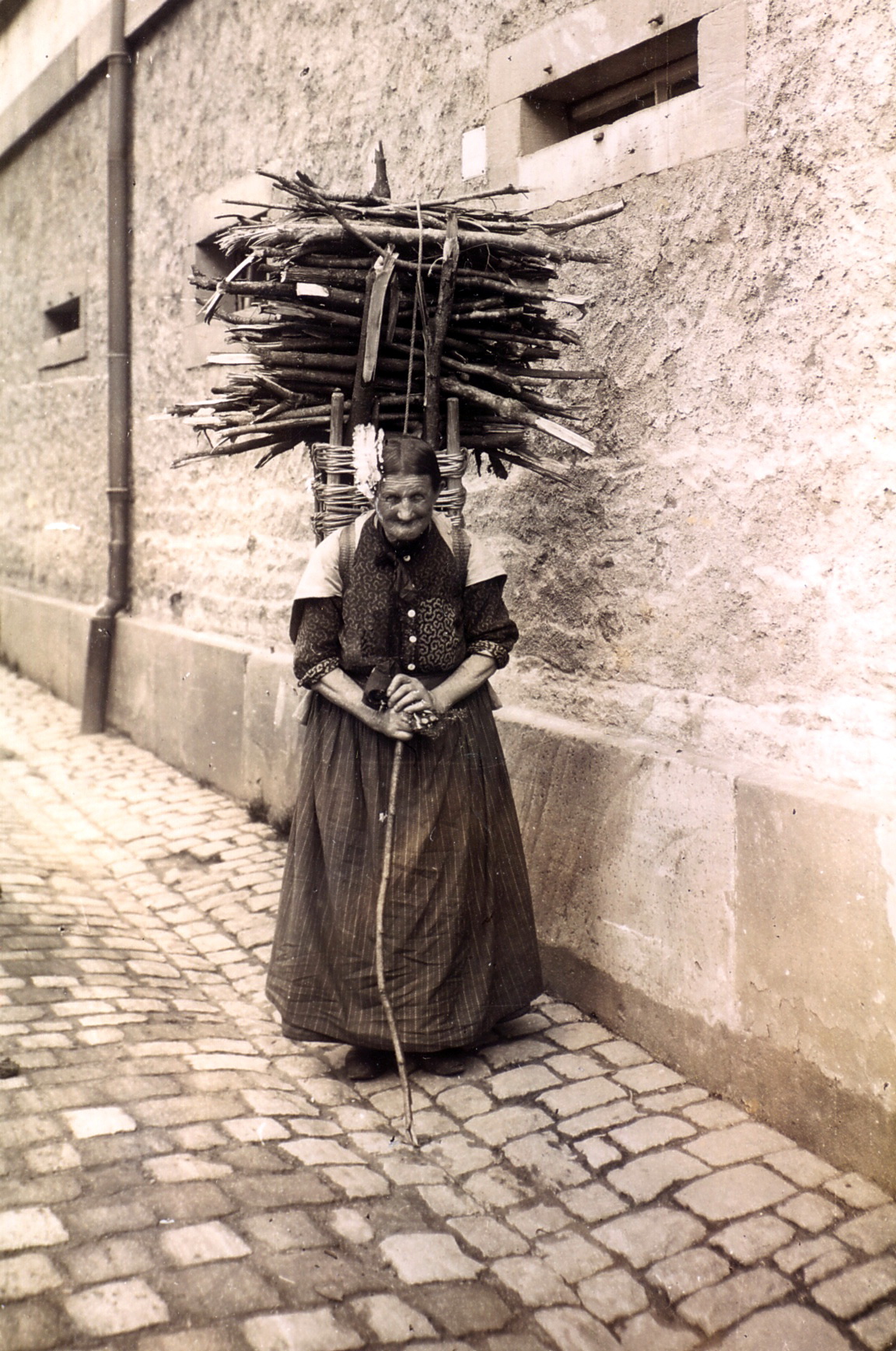 Holzsammlerin vor dem 1832 erbauten Landgericht (Hauptstraße 5)