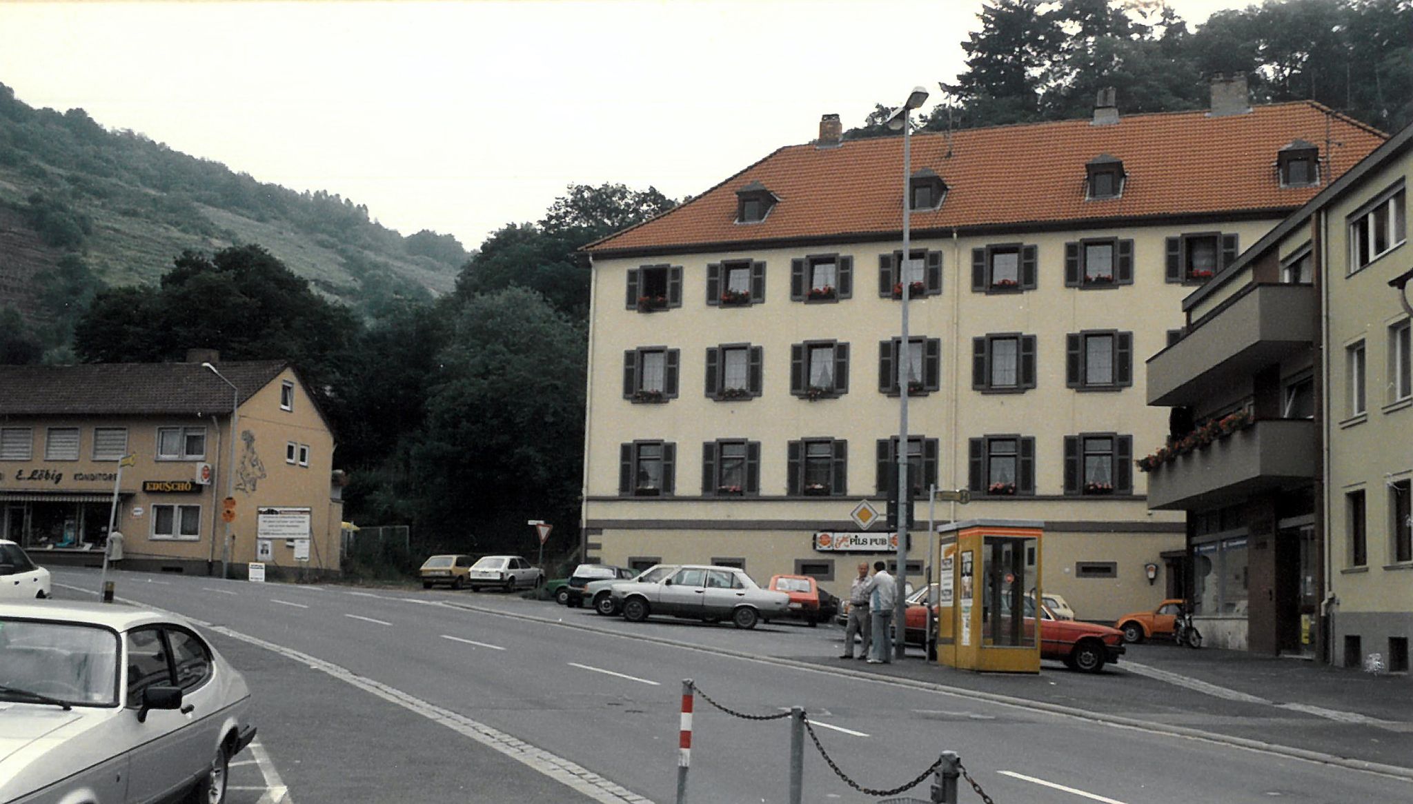 Der Marktplatz mit "Polizeihaus" (Hauptstraße 5)