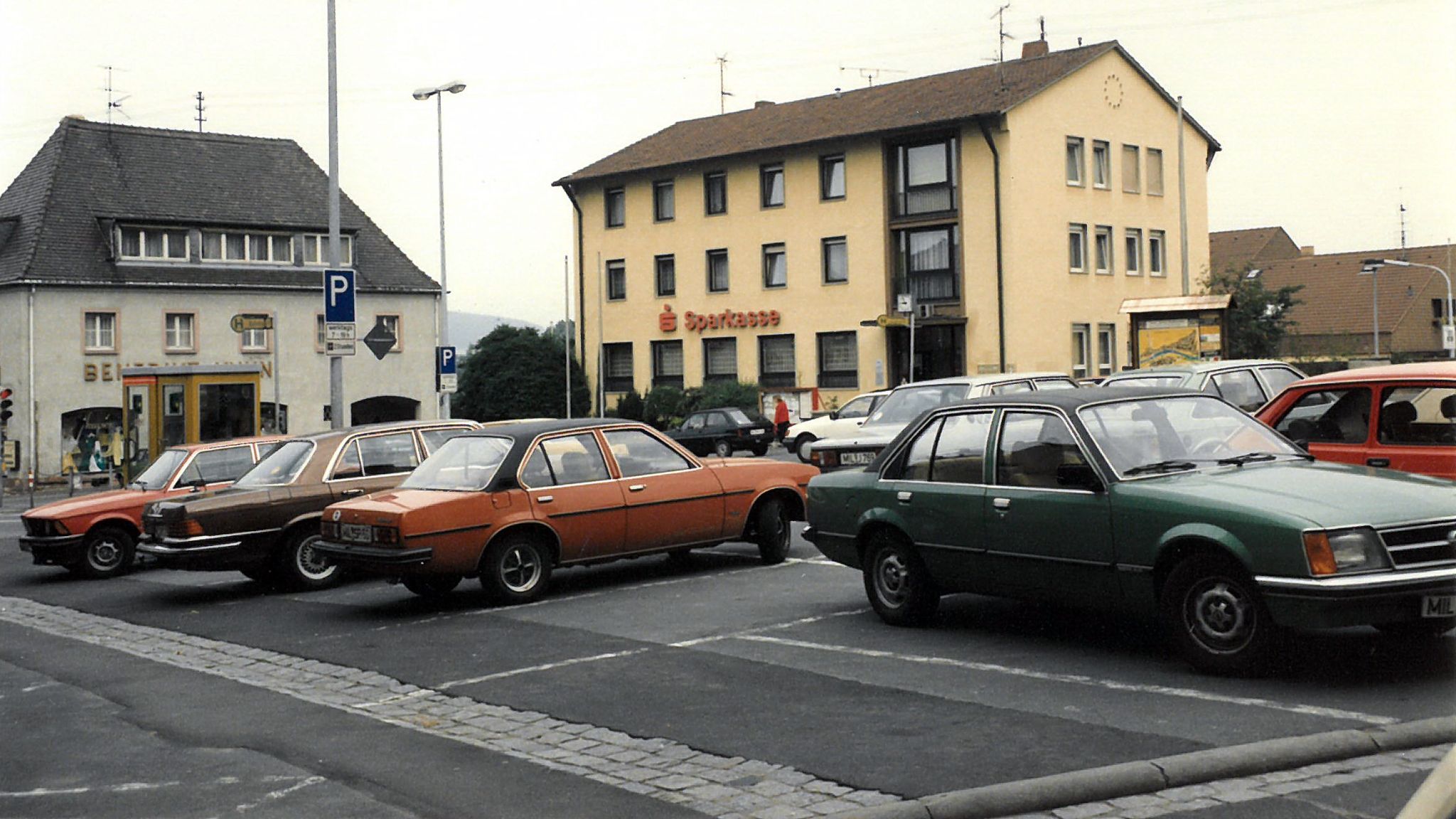 Marktplatz mit Anwesen Benedikt Kuhn und Sparkasse