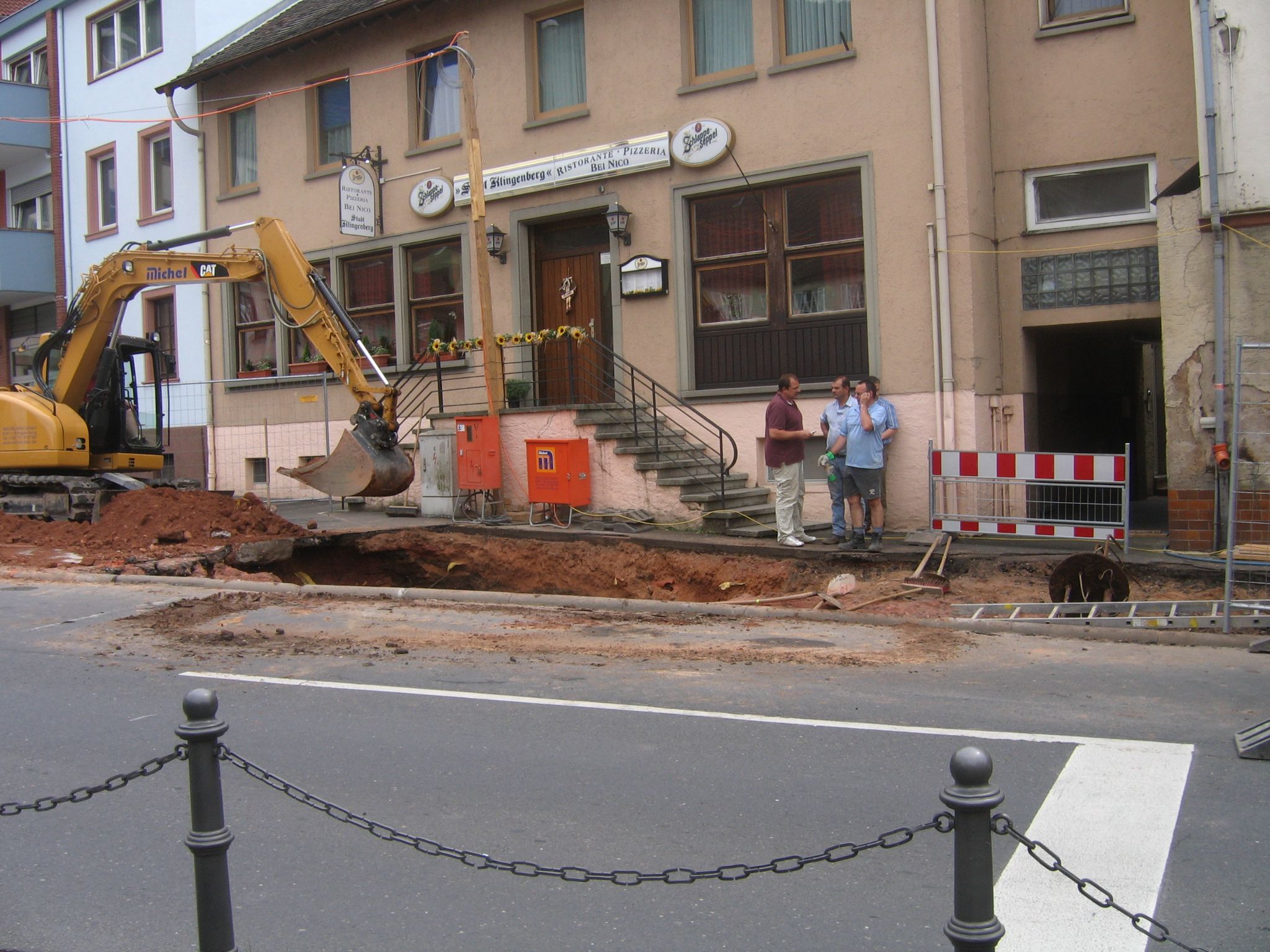 Bei den Bauarbeiten kam ein stillgelegter Öltank zum Vorschein und musste gehoben werden