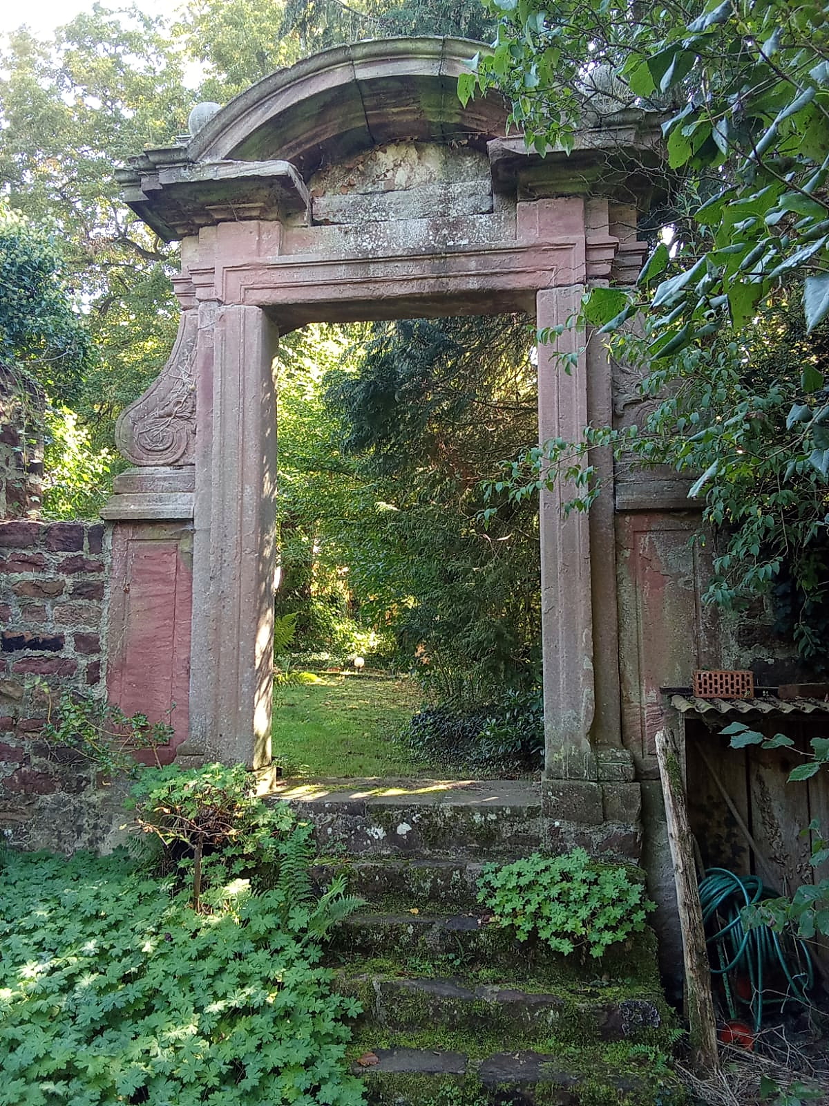 Das Eingangsportal des Schlossgartens im Schlossgarten in Oberaulenbach