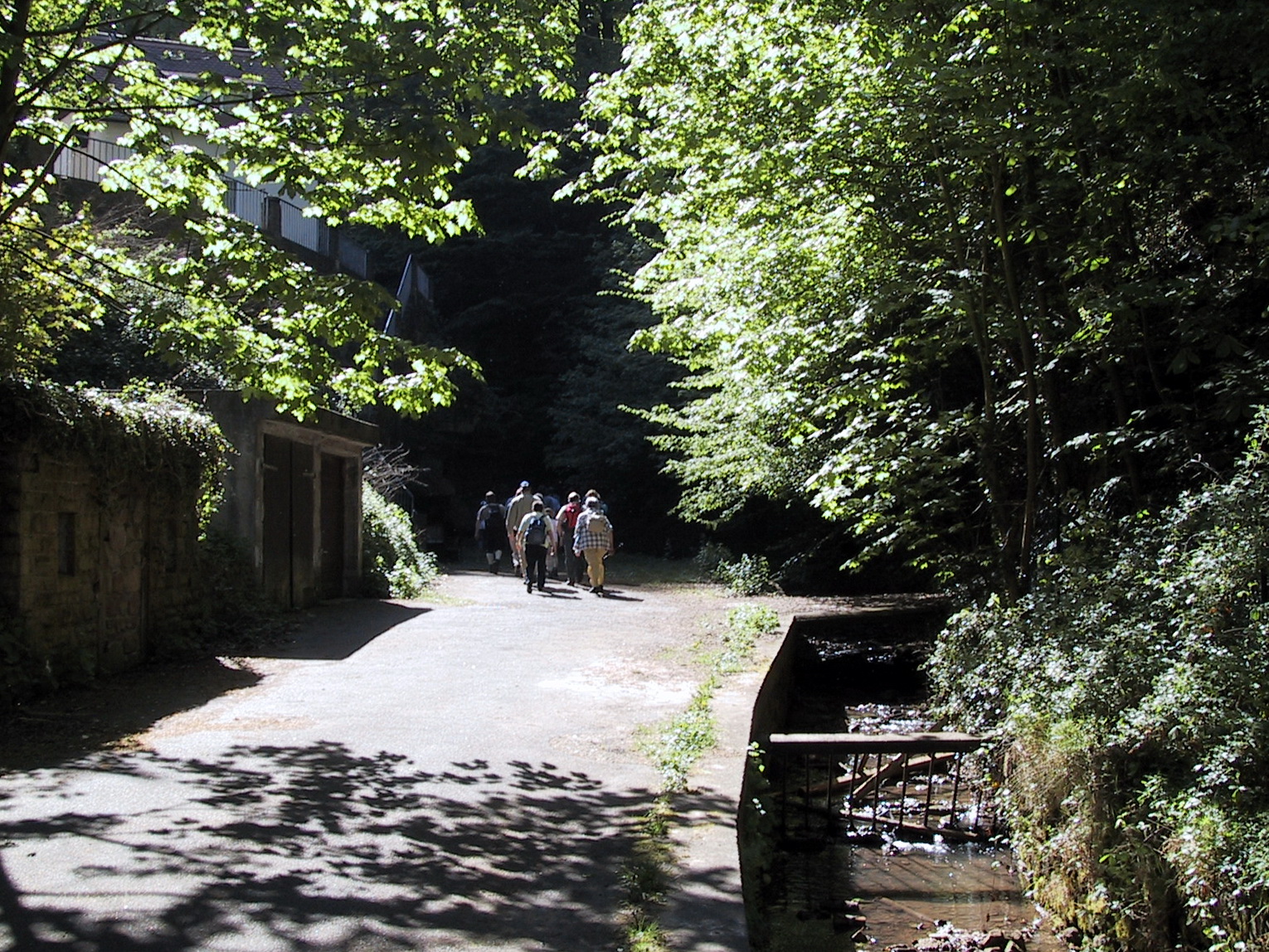 Wanderer am Eingang zur Schlucht