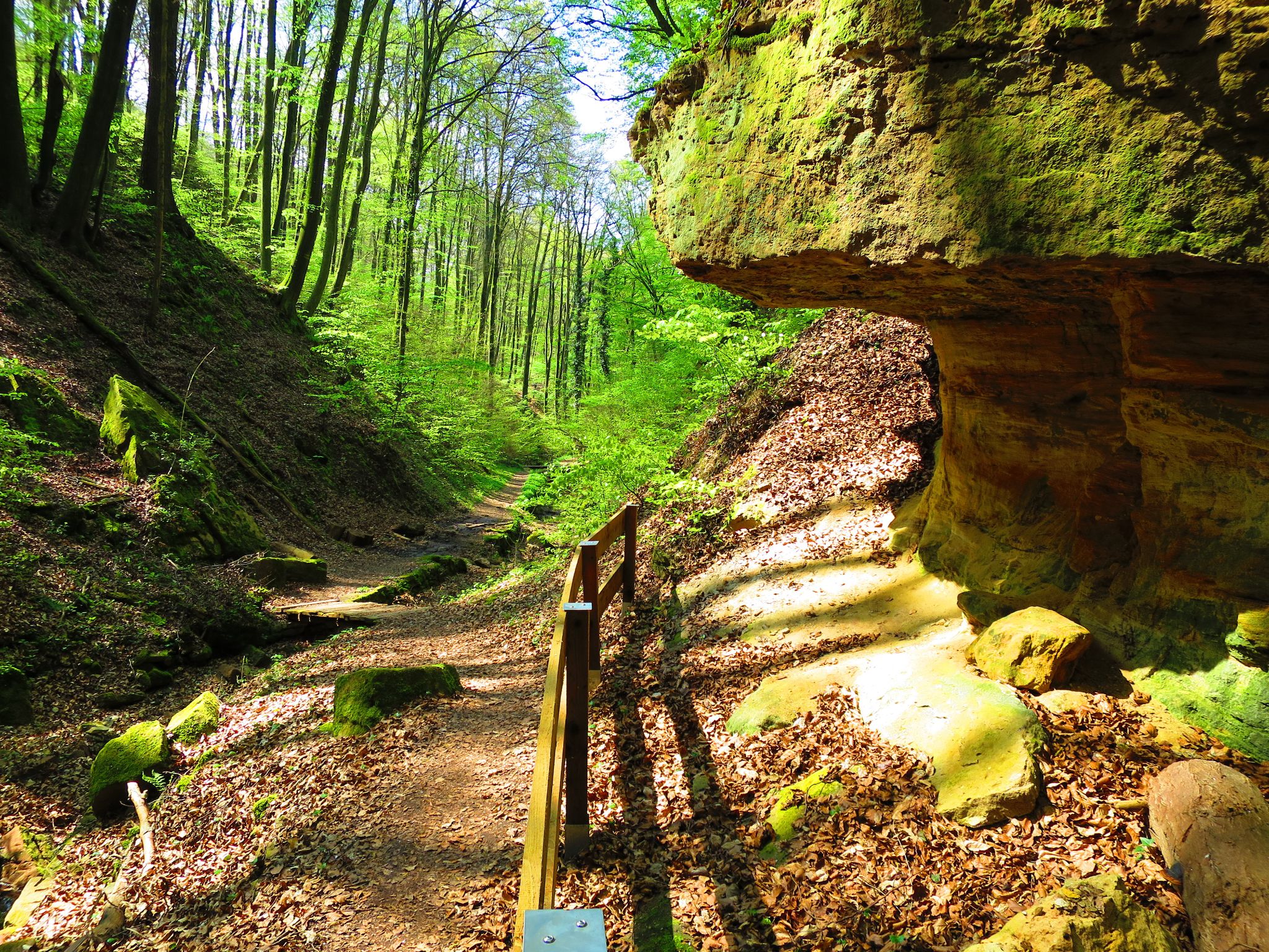 Der Wanderweg durch die Schlucht ist oft von markanten Felsen umrahmt
