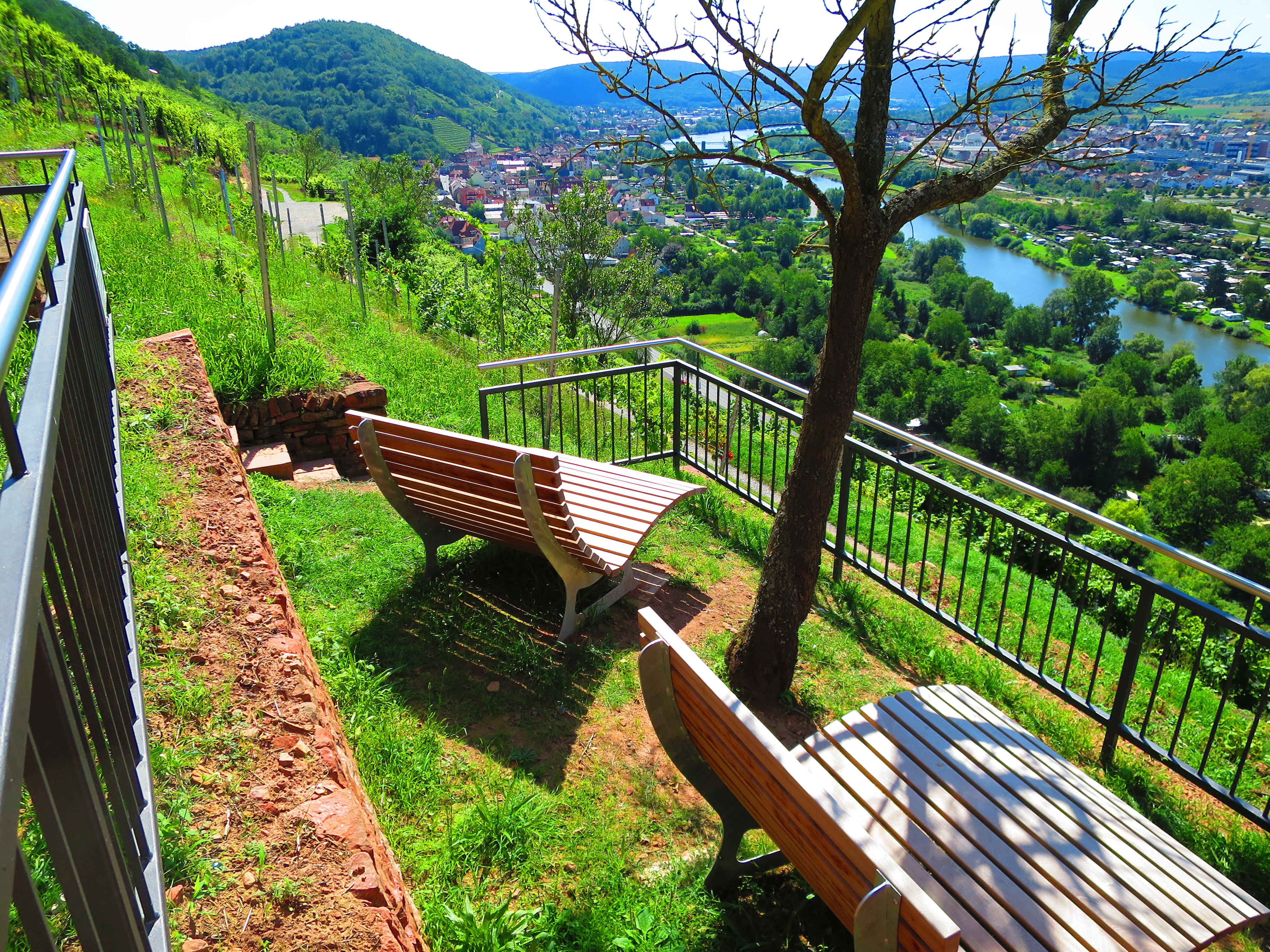 Relaxbänke laden zum Verweilen ein