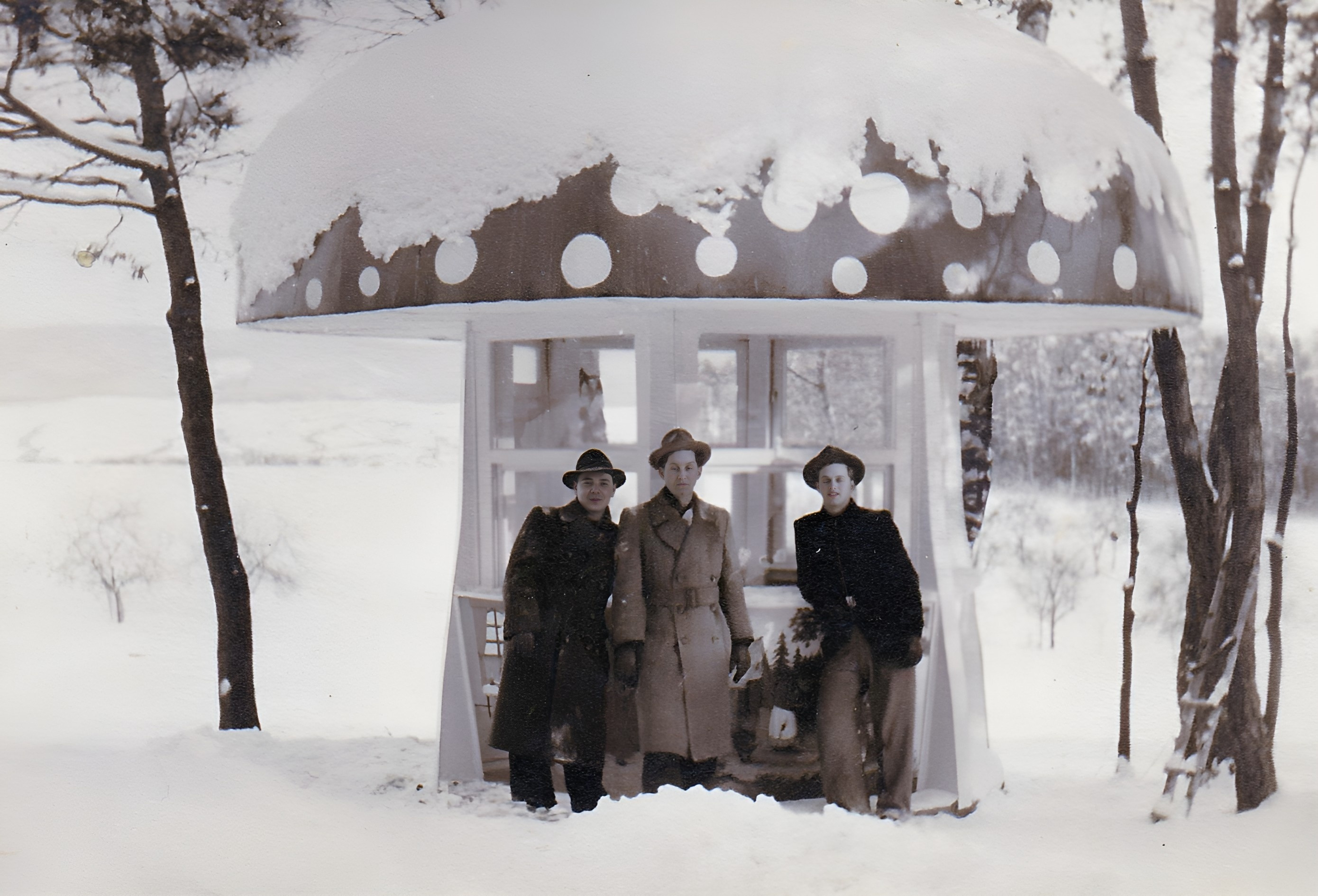 Familienangehörige am Märchenpilz 1956