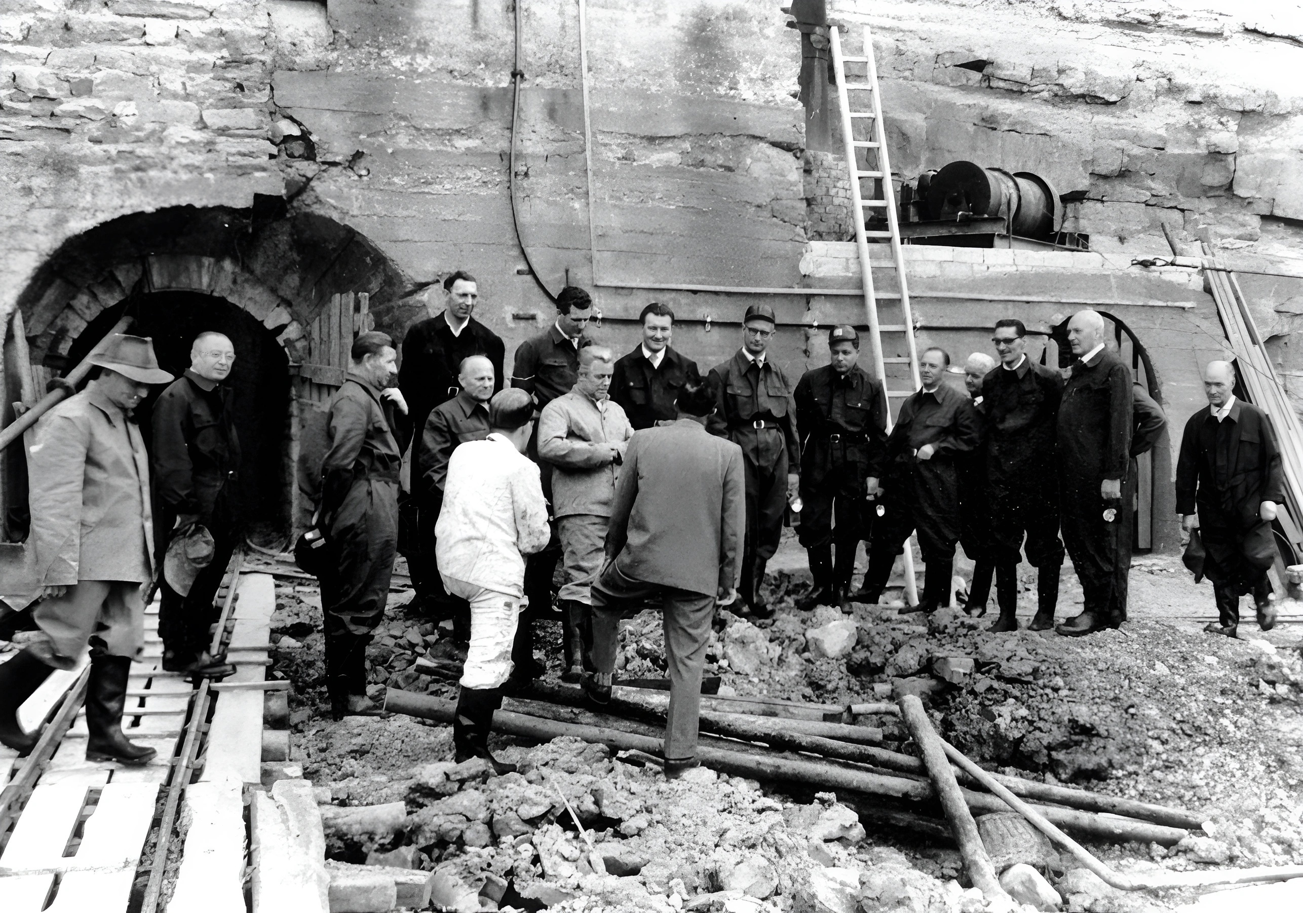 Versammlung vor dem Bergwerk 1953