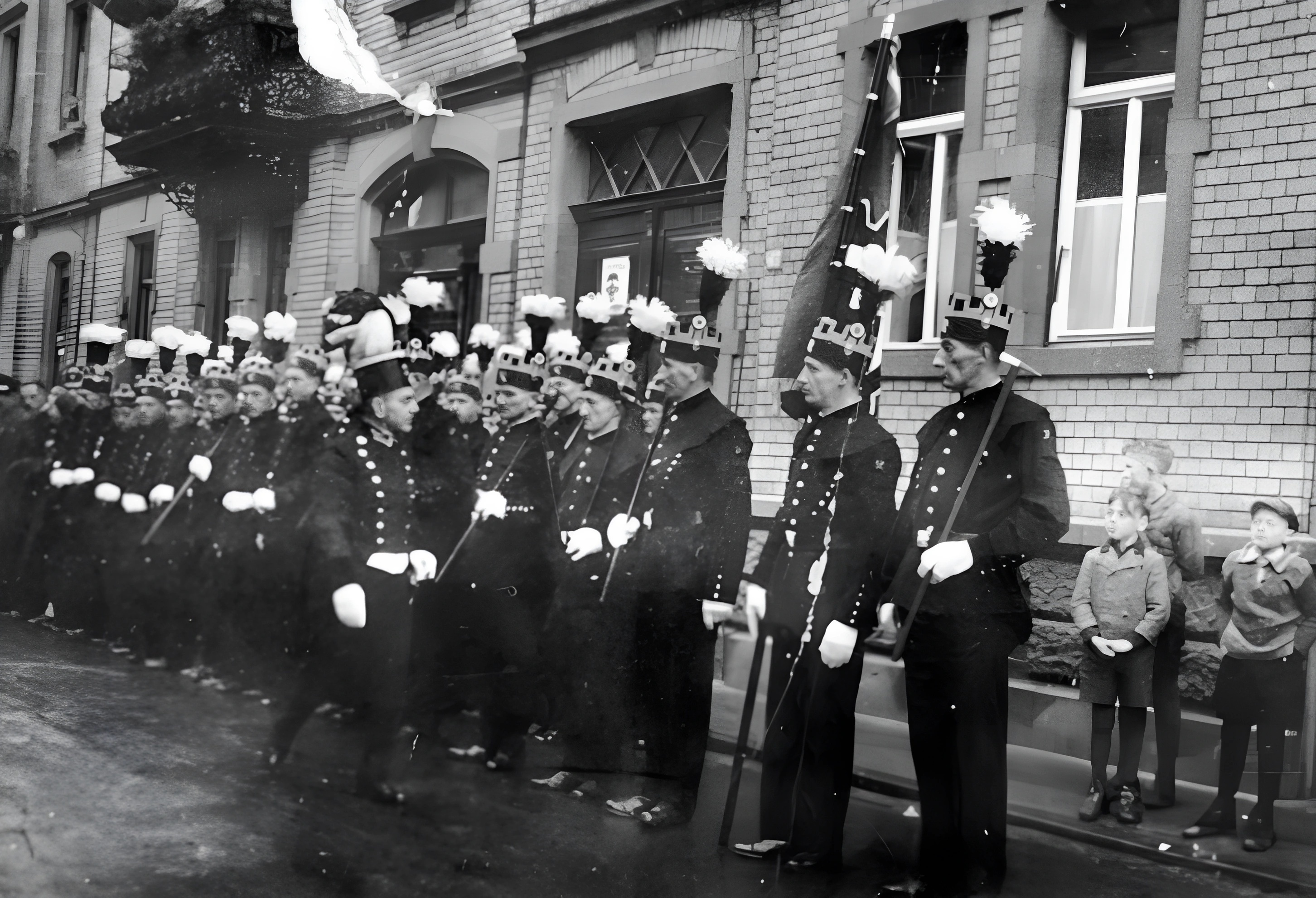 Bergleute beim Festzug 1953 vor dem Anwesen Wilhelmstraße 67