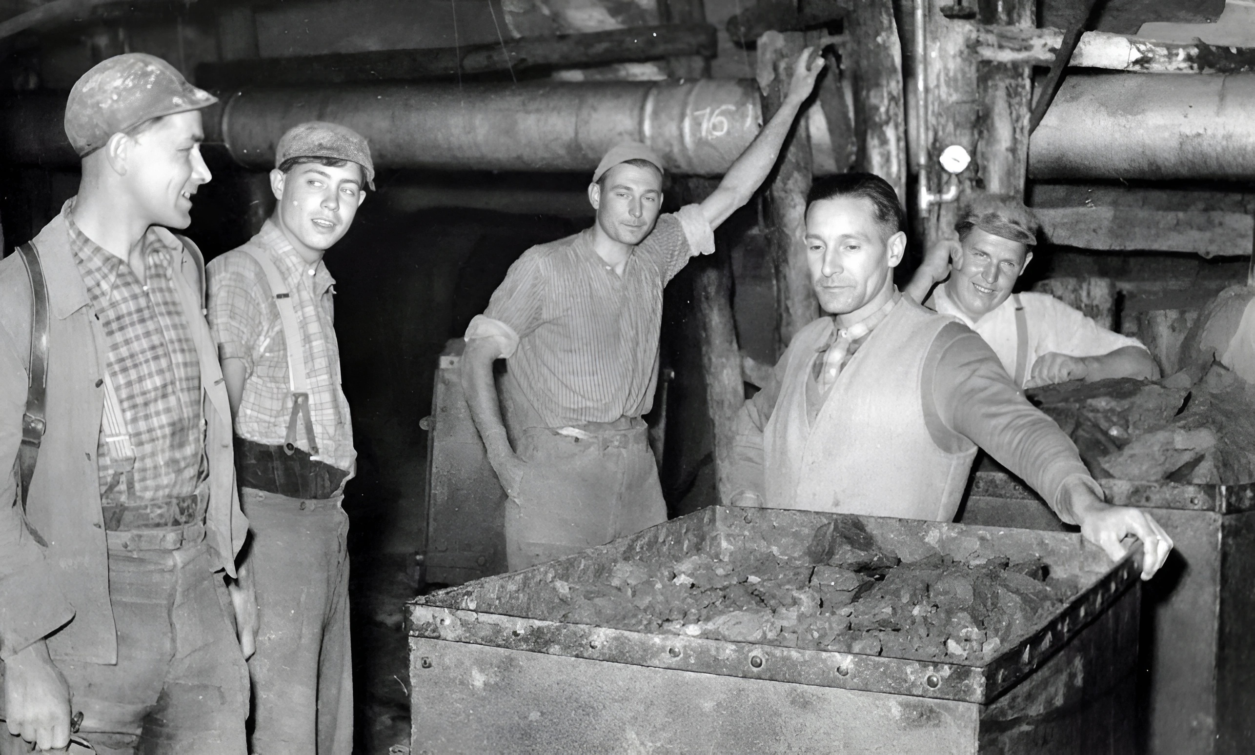 Bergleute mit gefülltem Förderwagen (Hunt)