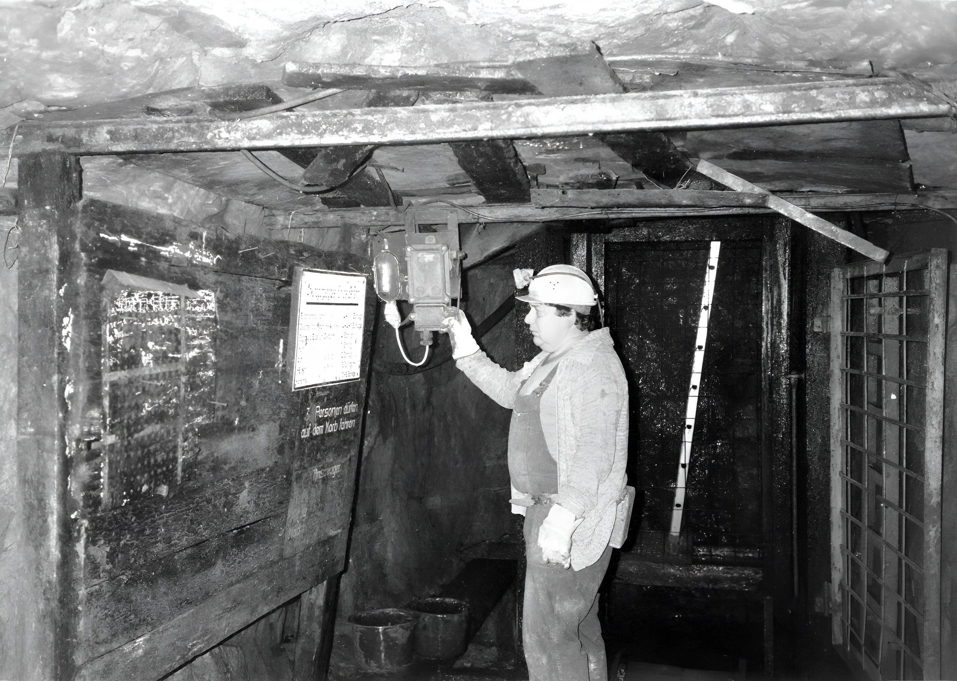 Im Eingangsbereich des Förderkorbs