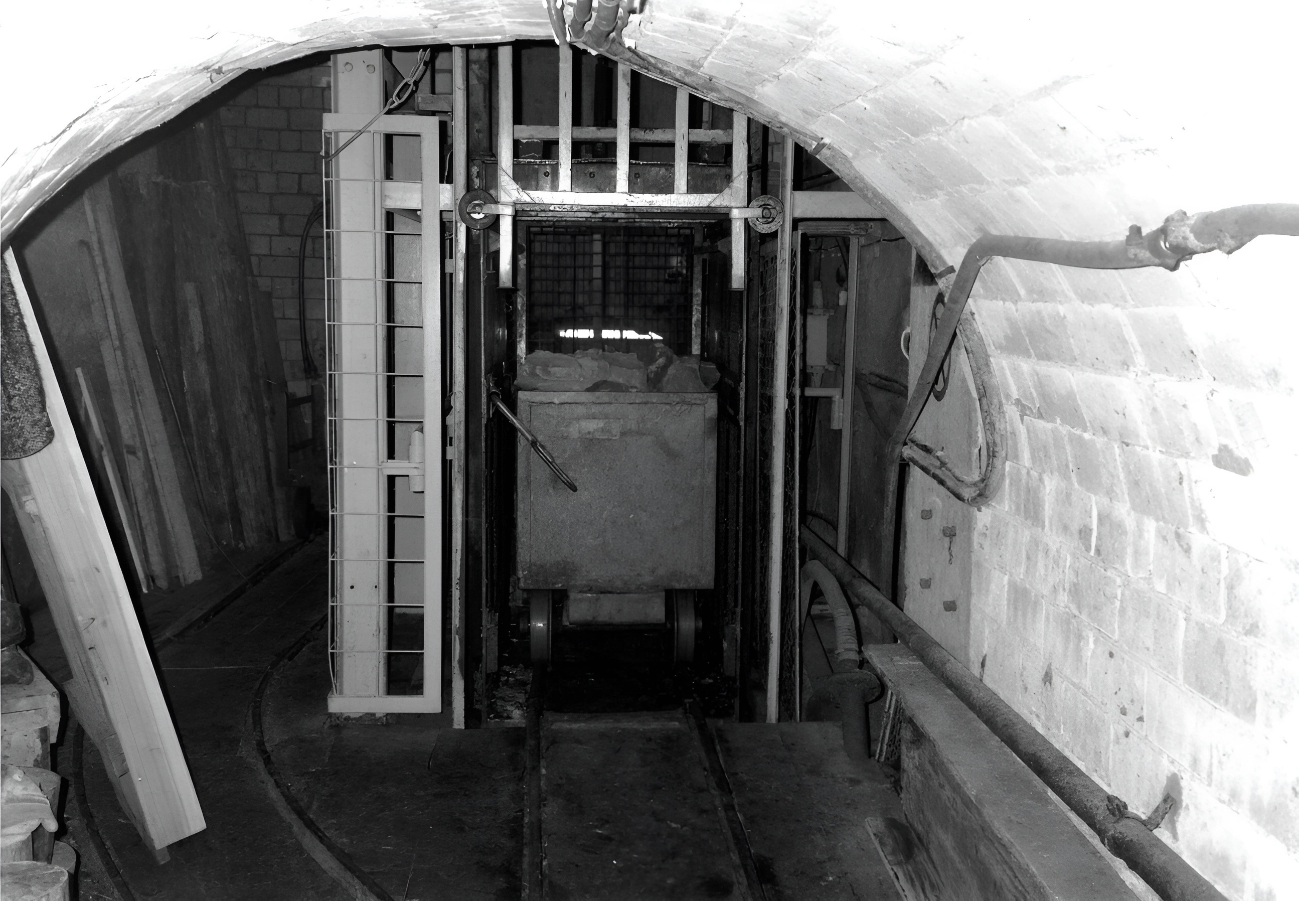 Blick auf den Förderkorb in dem gerade ein gefüllter Hunt angekommen ist