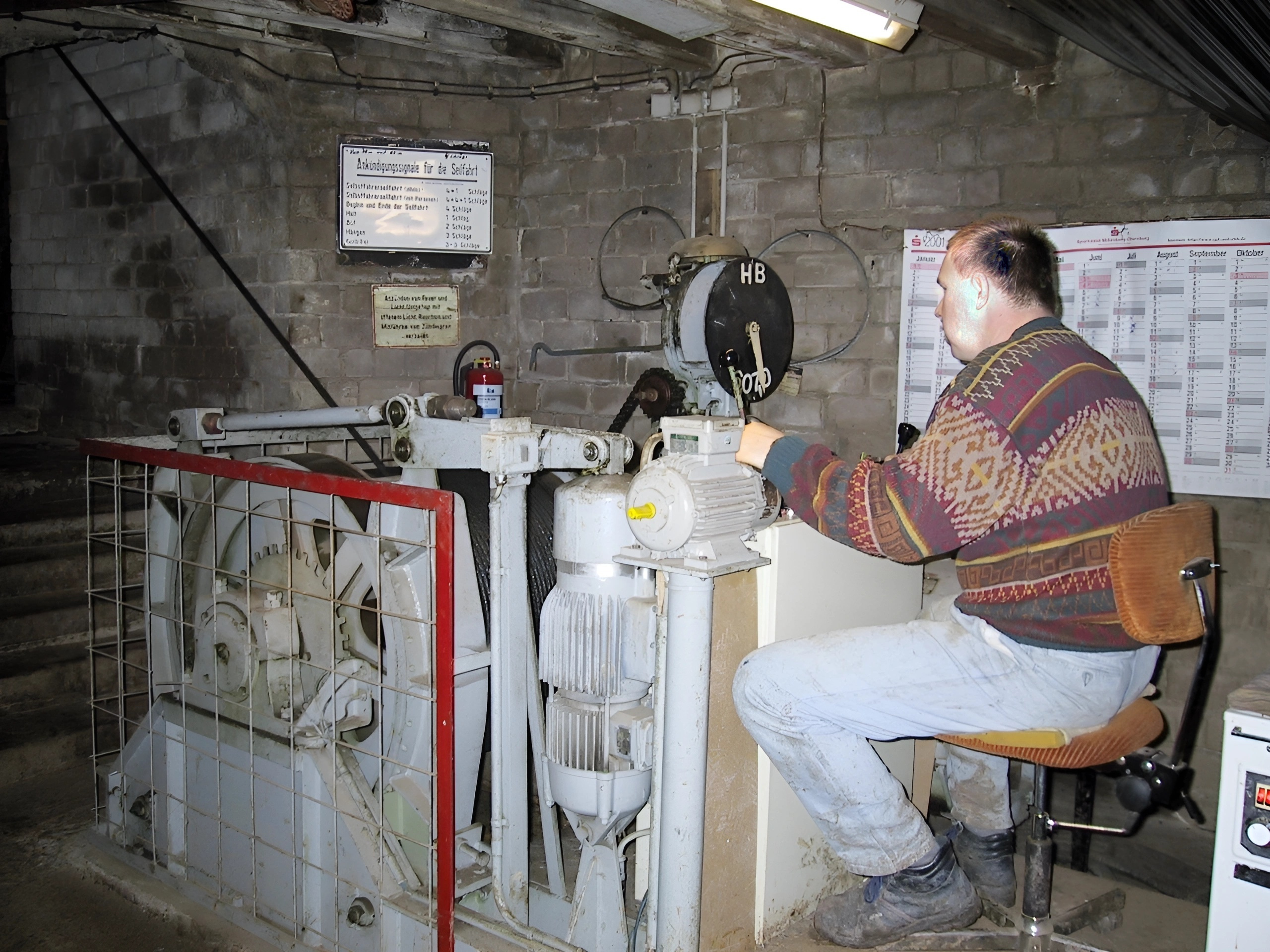 Jörg Winkler an der Steuerung des Förderkorbs