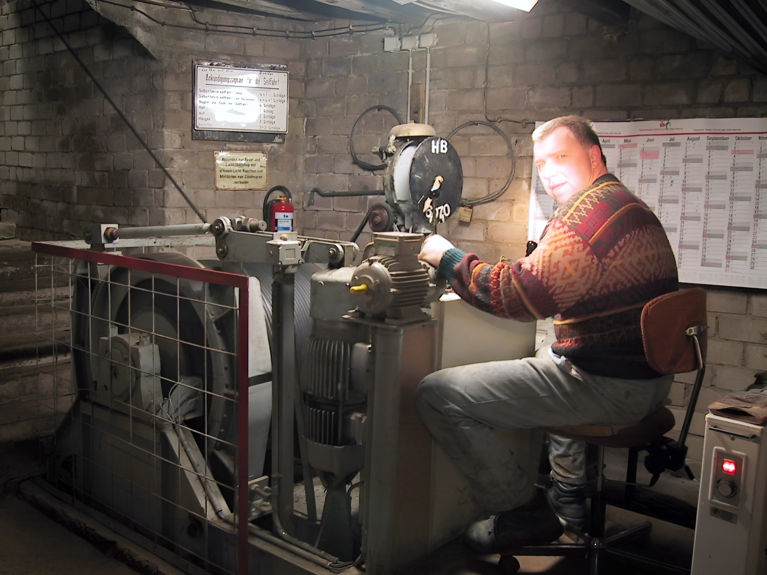 Jörg Winkler an der Steuerung des Förderkorbs