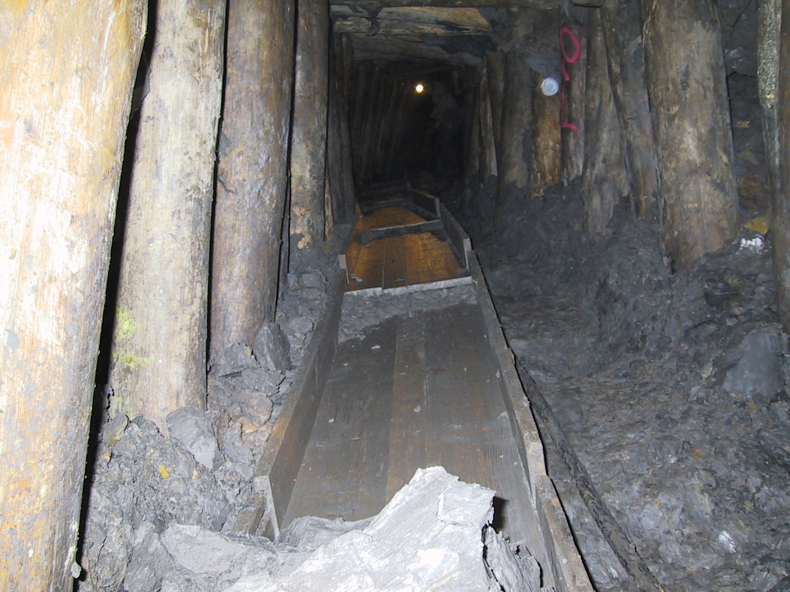 Holzrutsche für die Tonbrocken