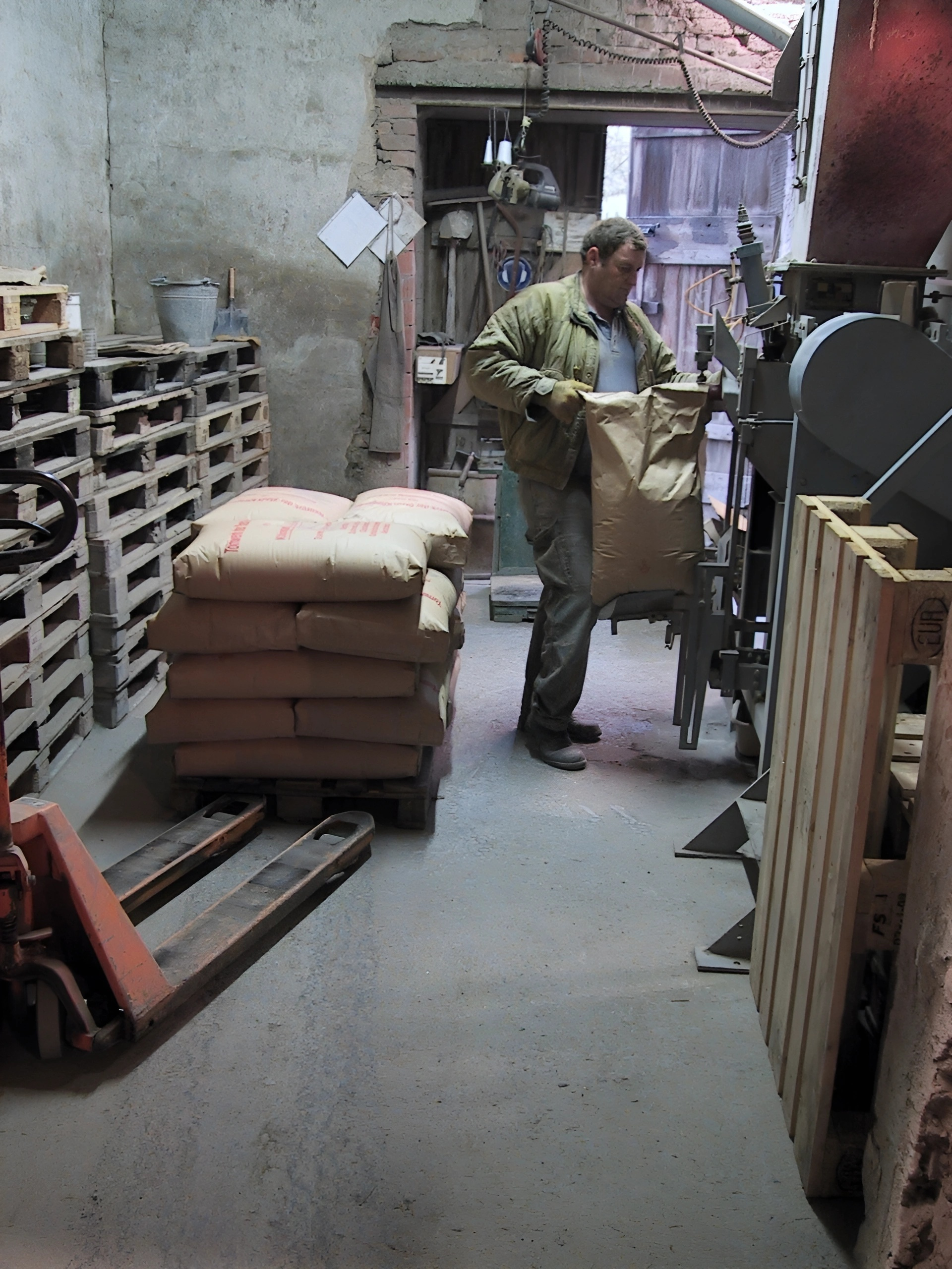 Roland Lanzendörfer in der Absackanlage