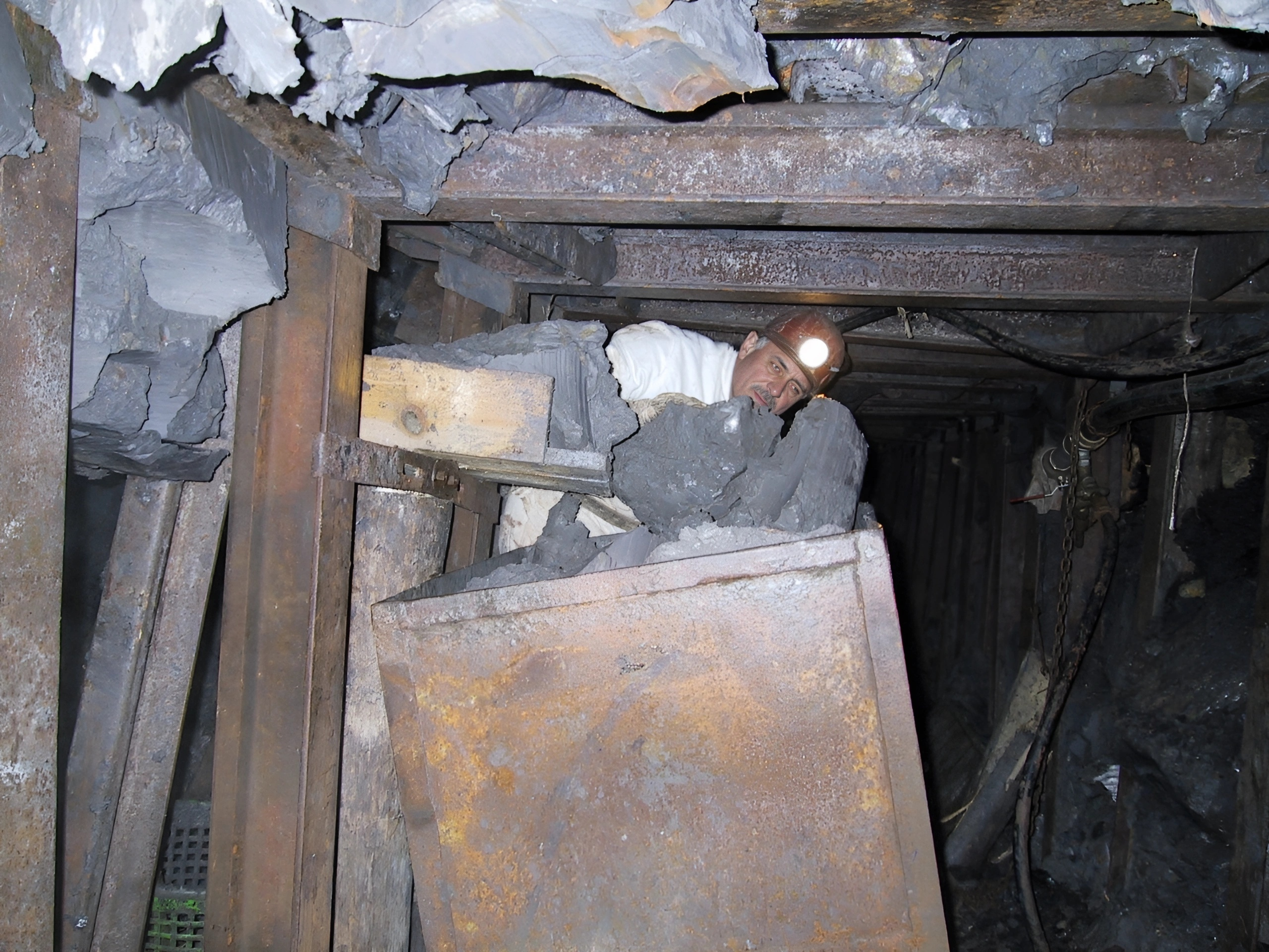 Eckhard Ehrt beim Herausschieben des Förderwagens (Hunt)