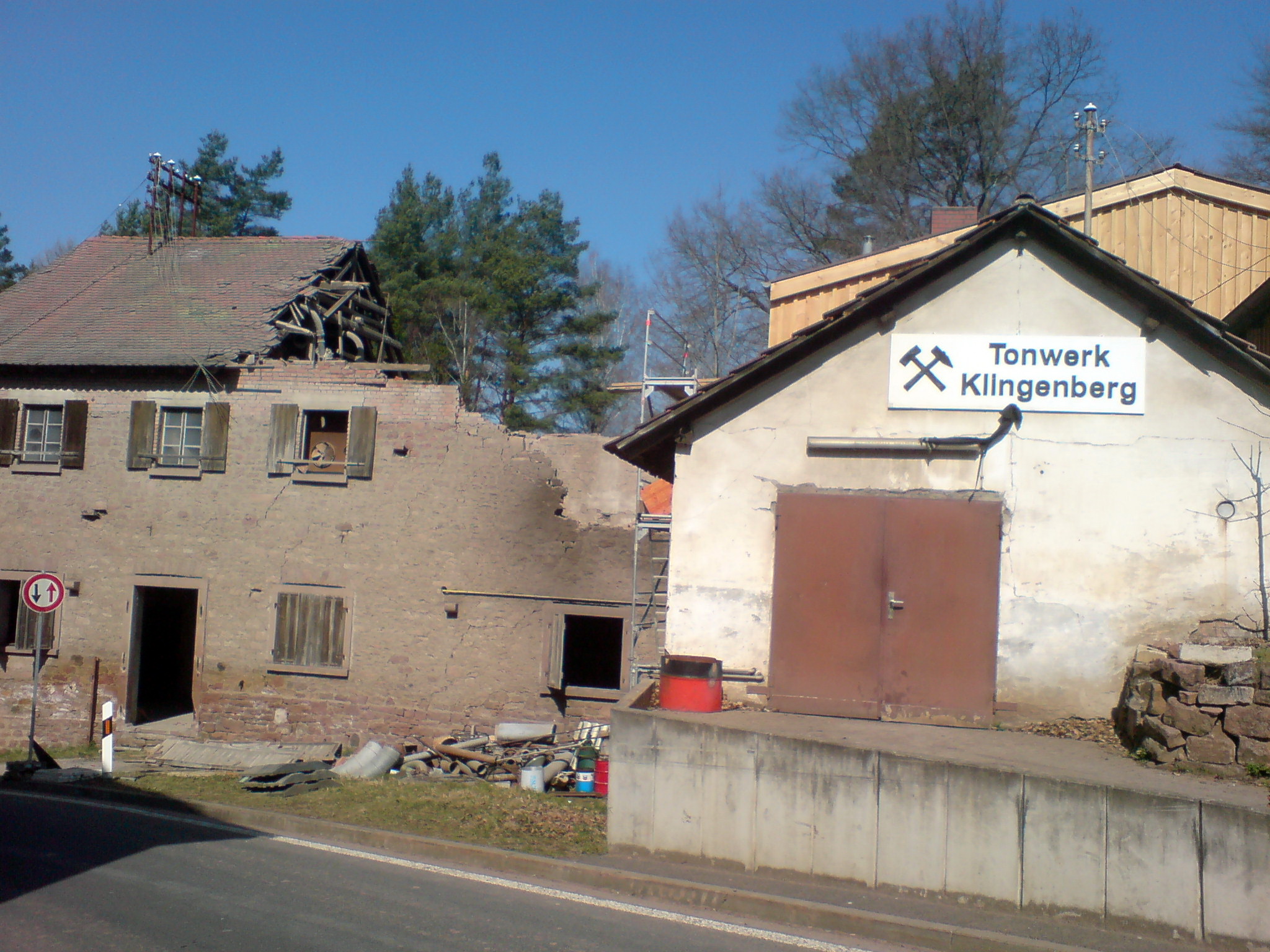 Abrissarbeiten an den Gebäuden des Tonbergwerks