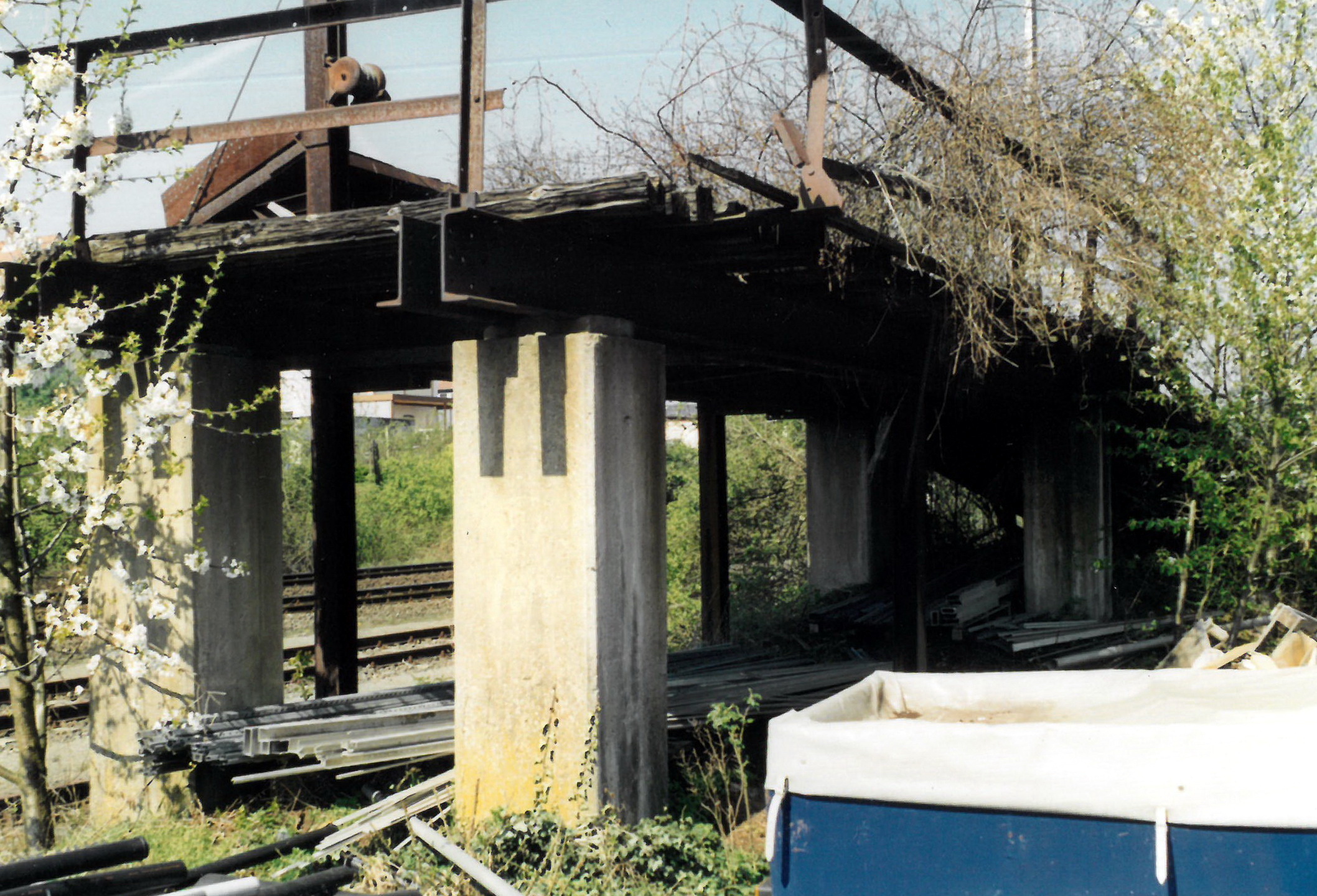 Die alte Bahnverladerampe kurz vor dem Abriss im Jahr Jahr 2002