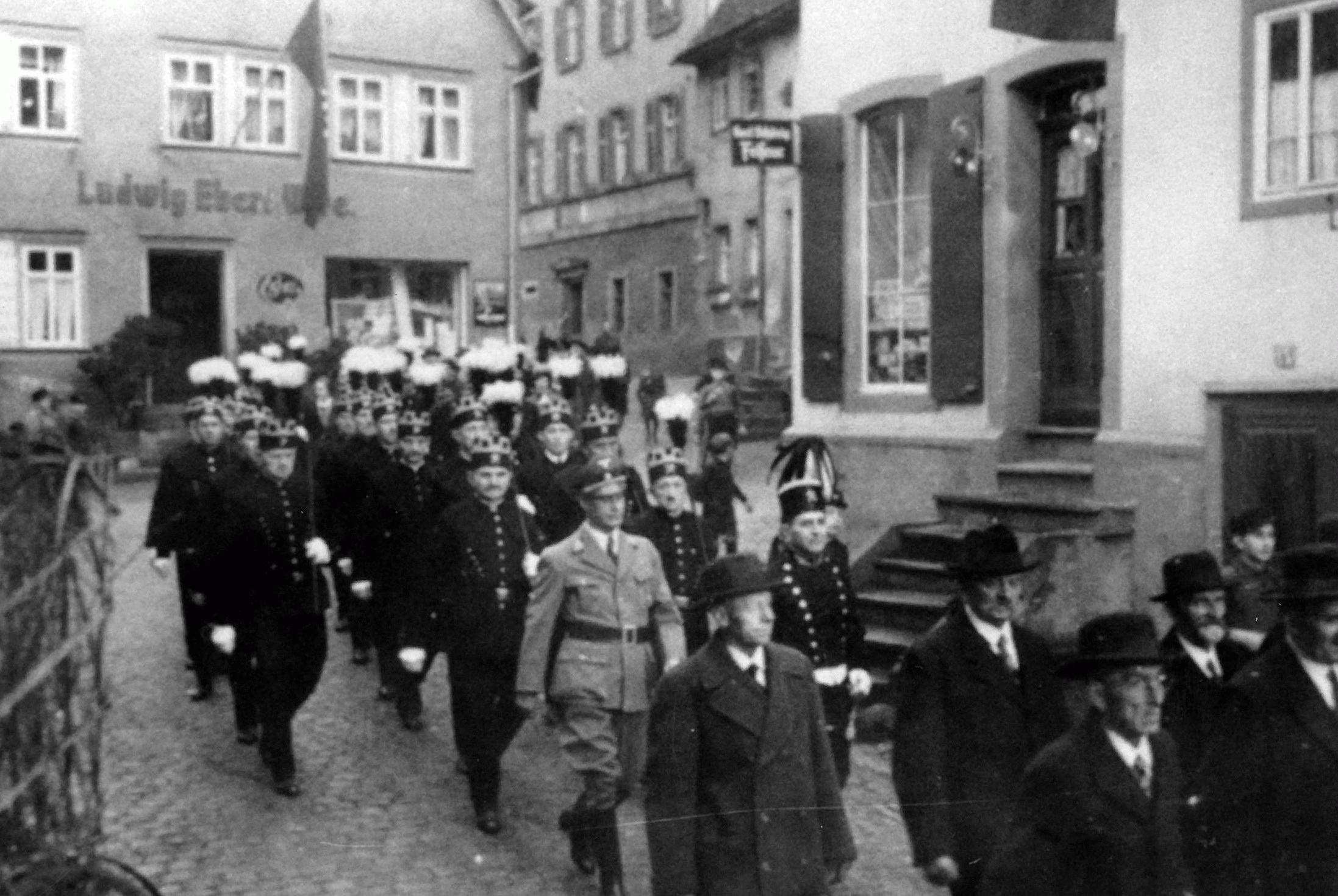 Marsch von der Kirche zum Burkarder Hof