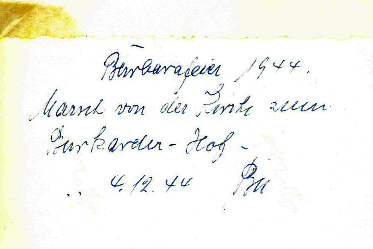 1944 120 Notizen zum Barbaratag Gruppenfoto in der Rathausstr