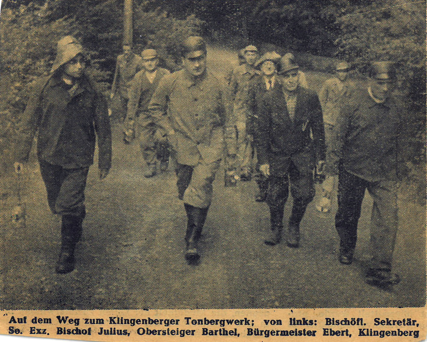 Bischof Julius Döpfner auf dem Weg zum Stolleneingang