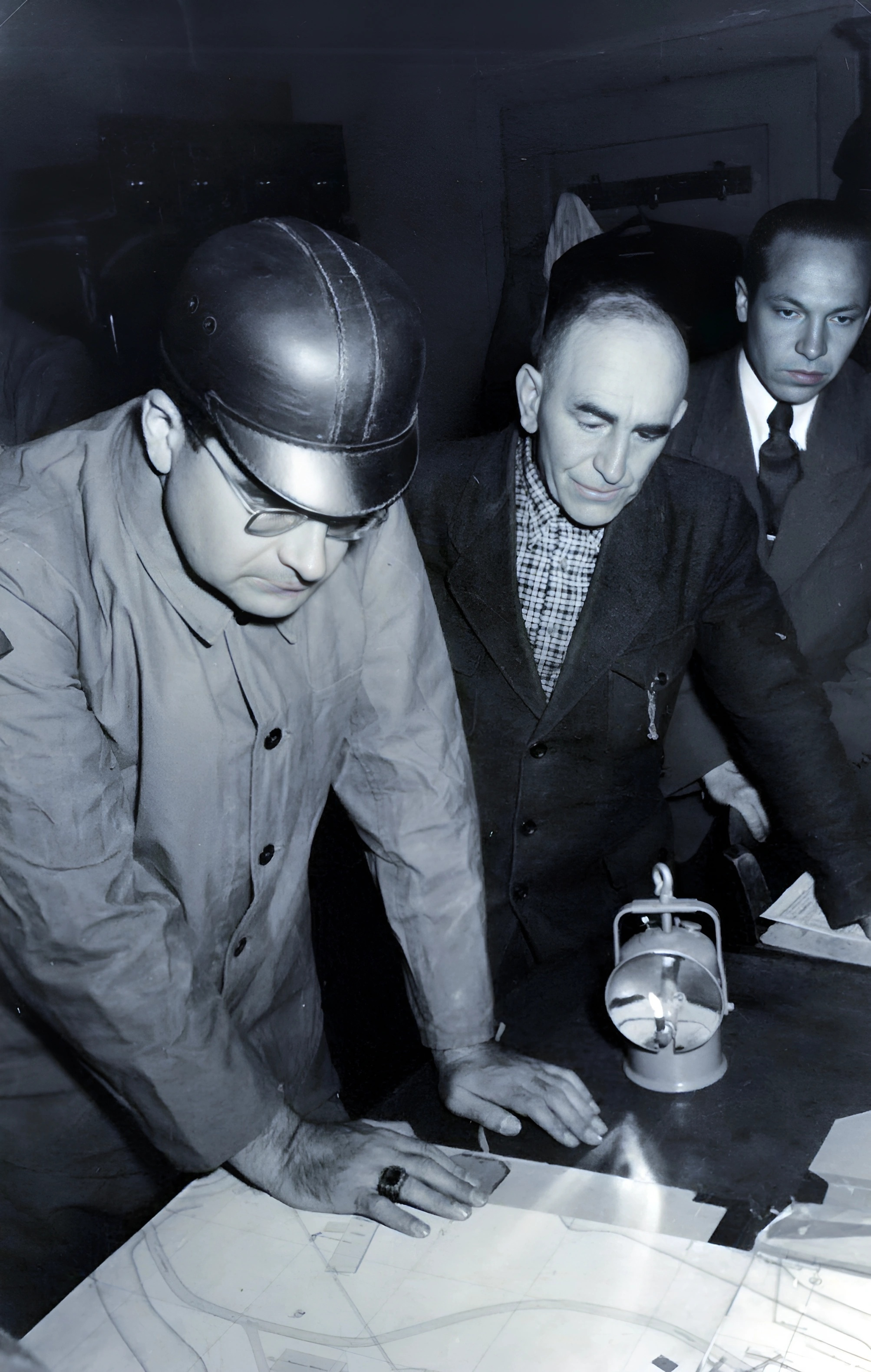 Bischof Julius Döpfner lässt sich die Lage der unterirdischen Abbaustätten erklären