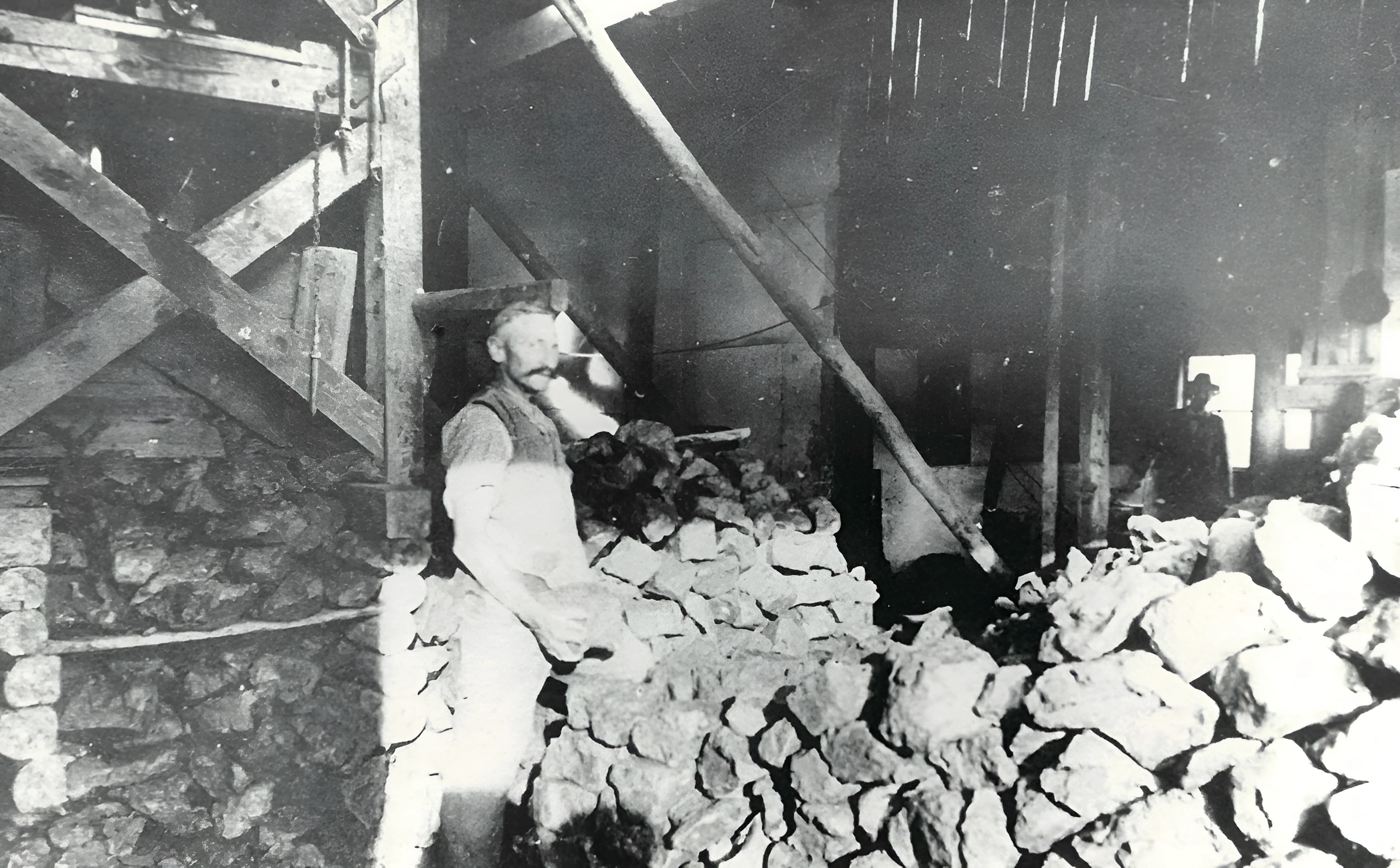 Beim Sortieren des abgebauten Tons