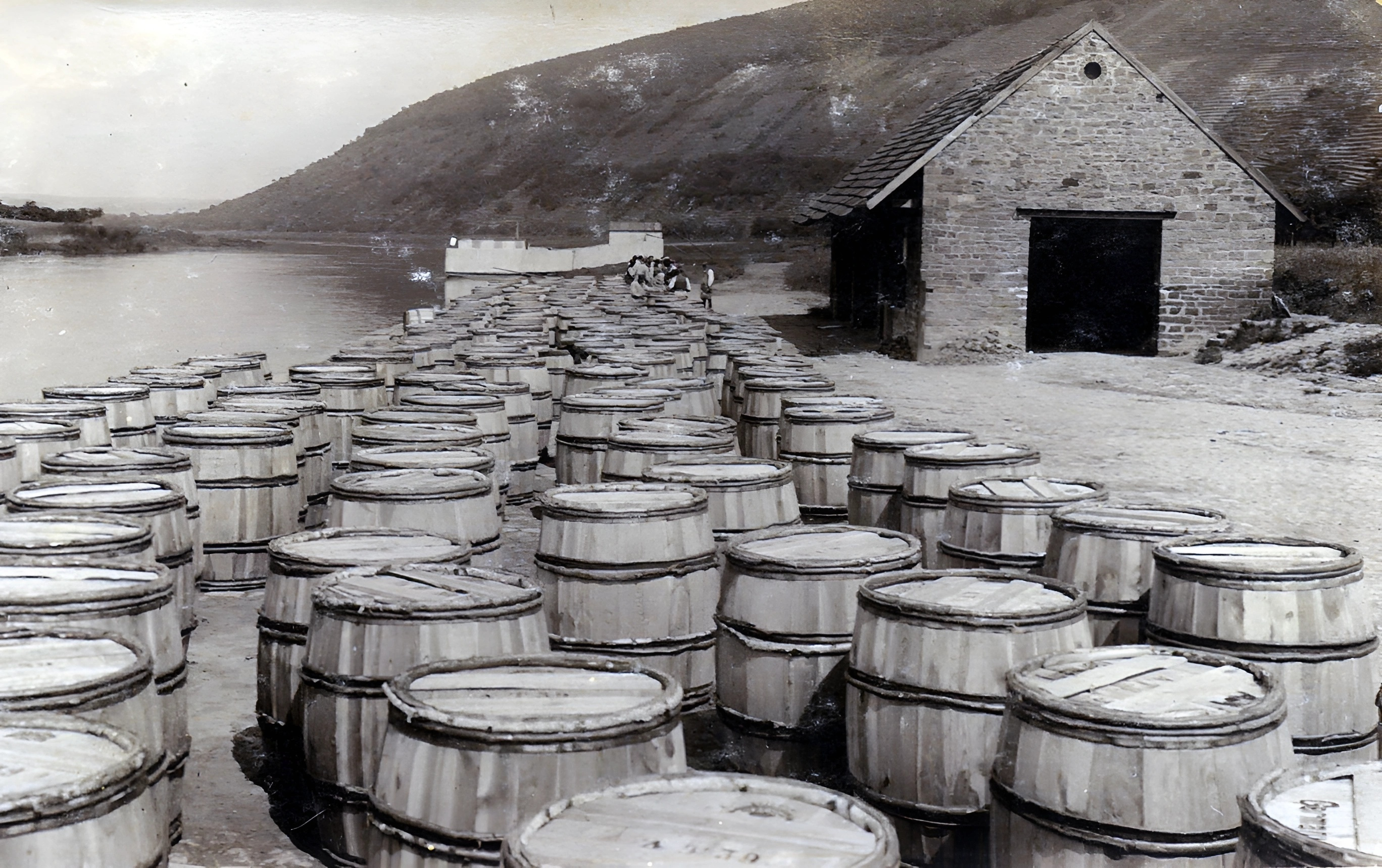 Tonfässer an der "Einladung" am Mainufer