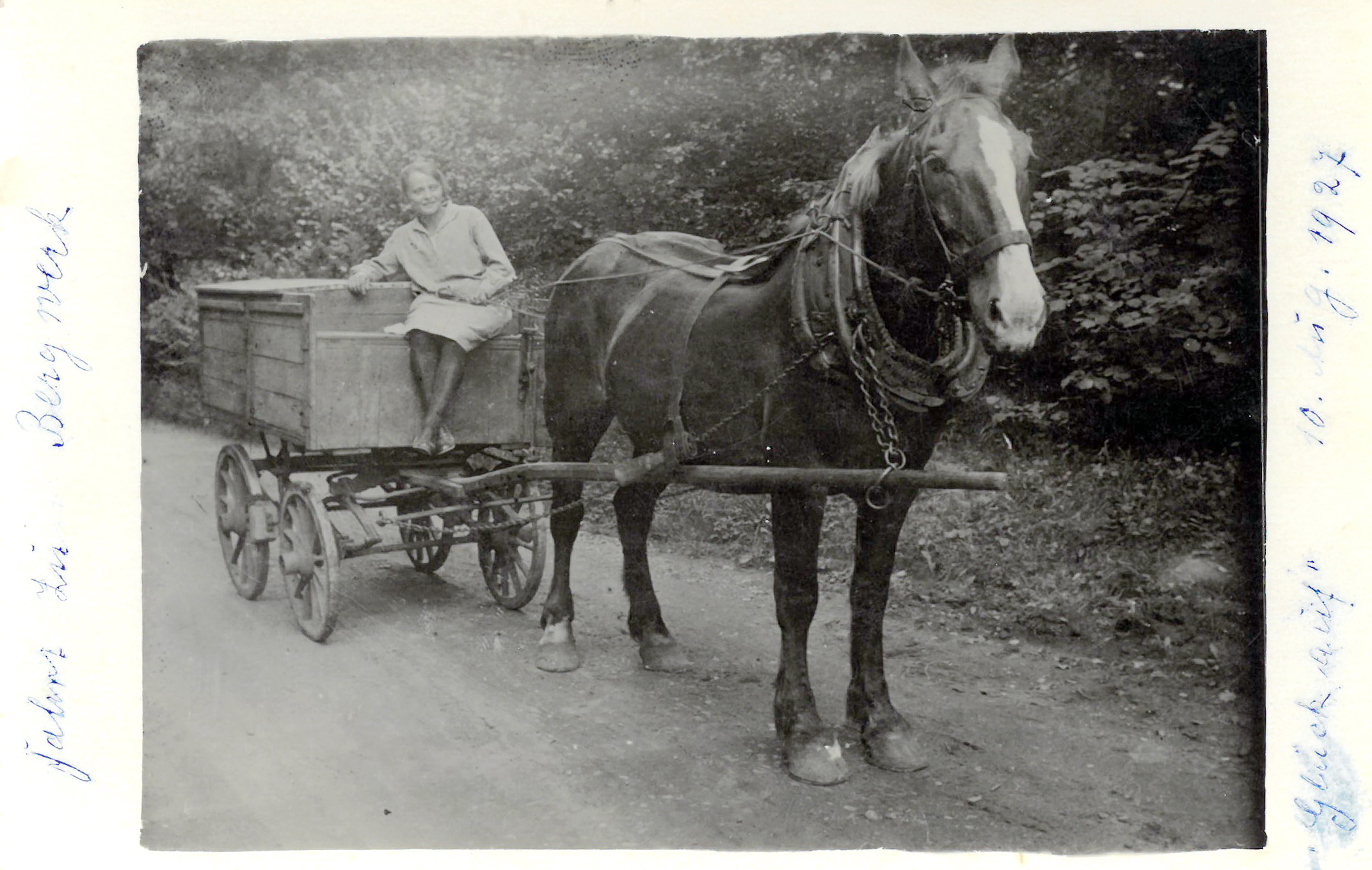Wally Vill (verh. Liebler) bringt das Essen zum Bergwerk.