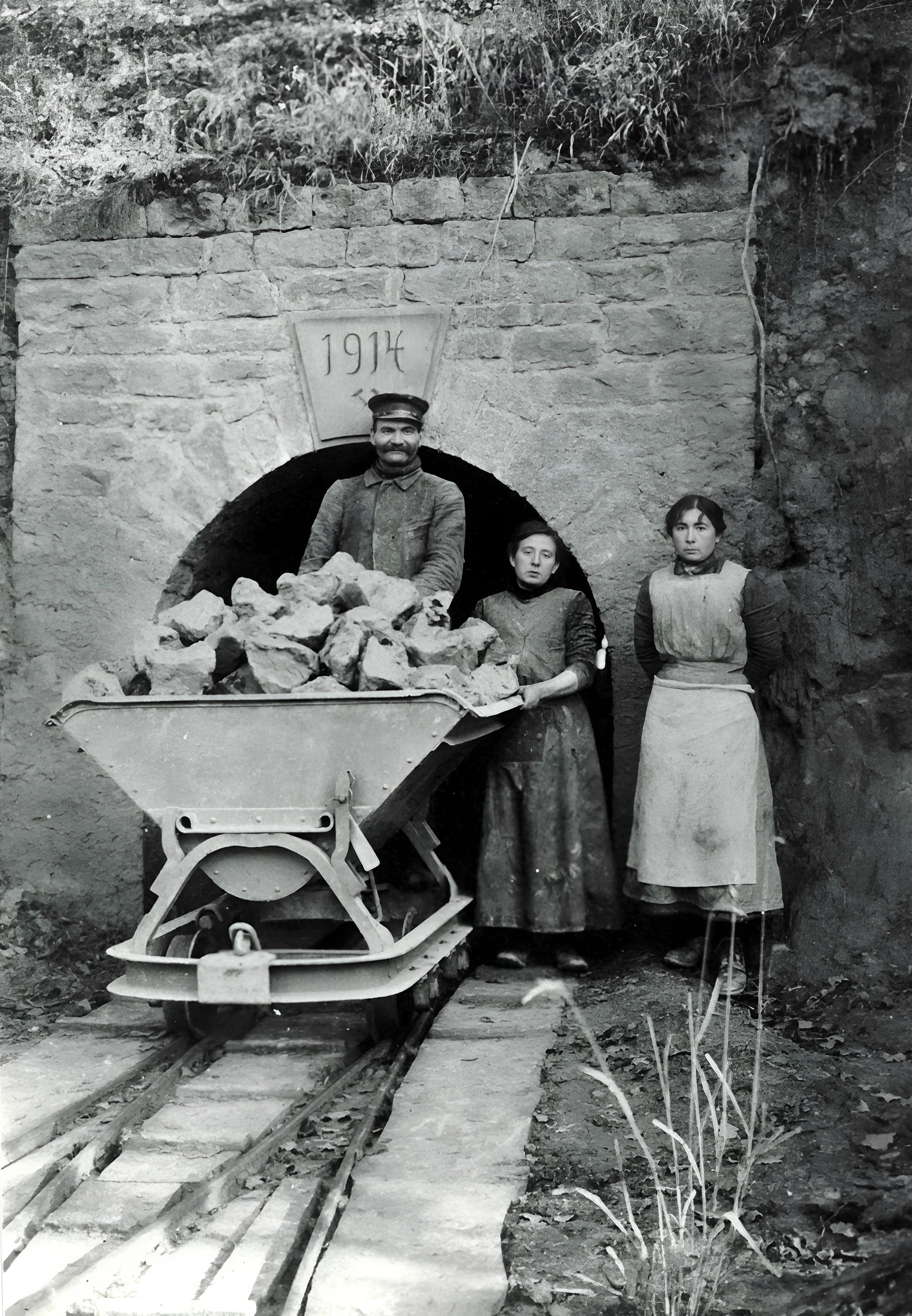 1929 130 Ausfahrt aus dem Tonbergwerk