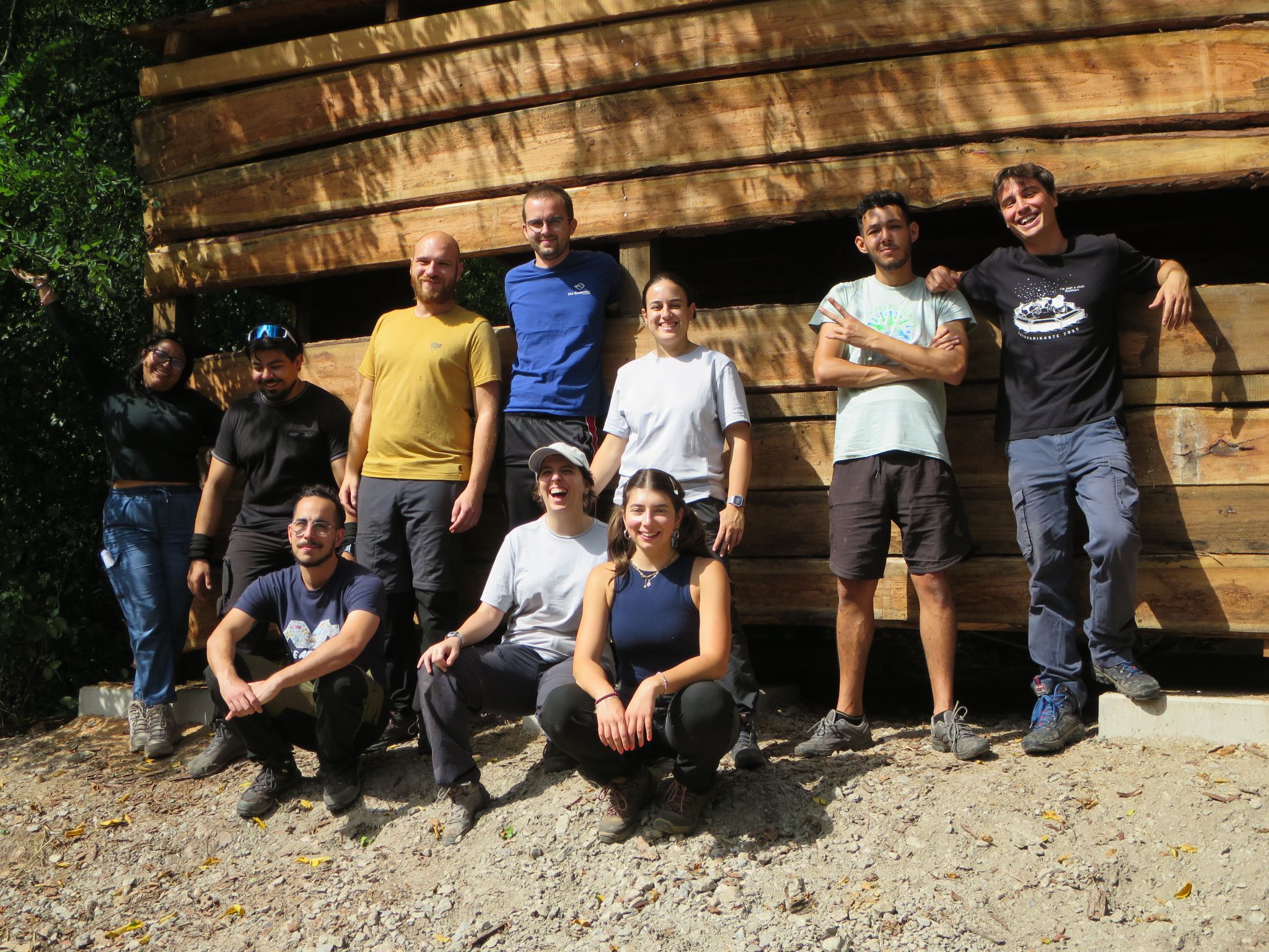 Gruppenfoto vor der Naturbeobachtungshütte