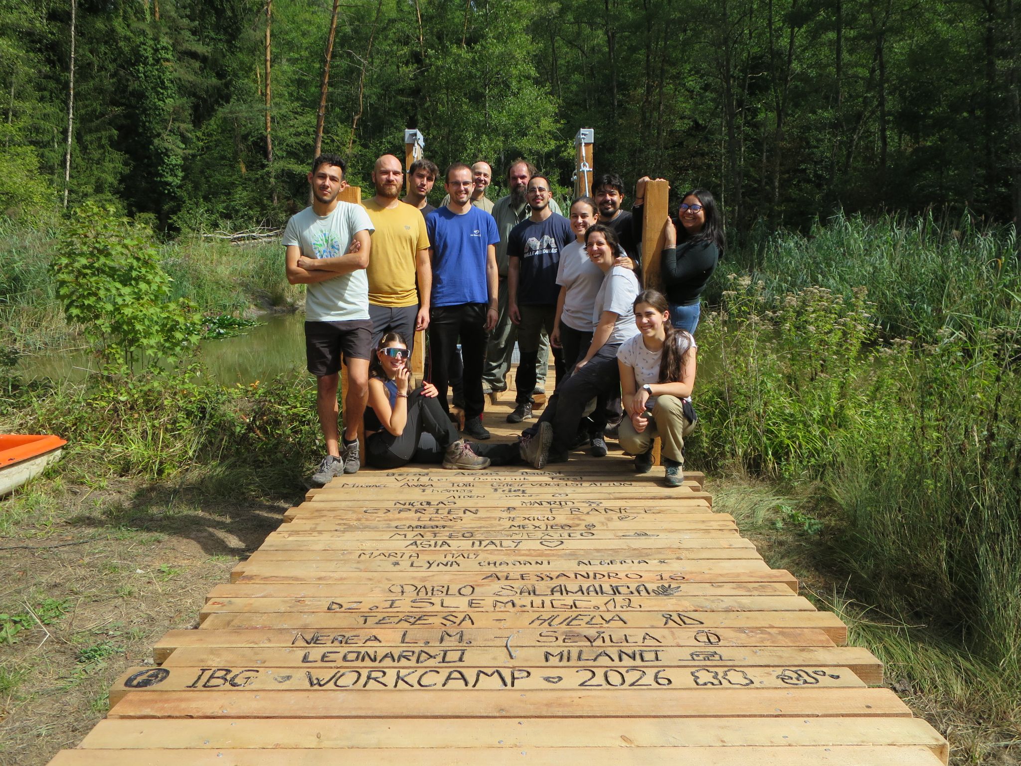 Gruppenfoto auf dem neuen Steg