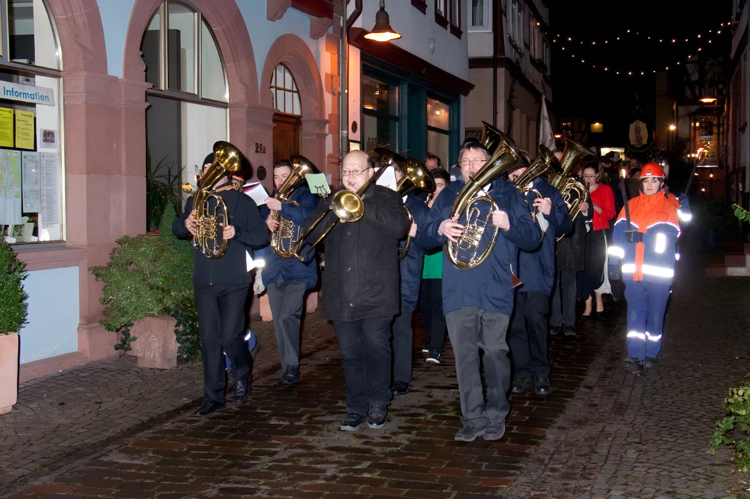 Festzug zum Pfarrheim Klingenberg