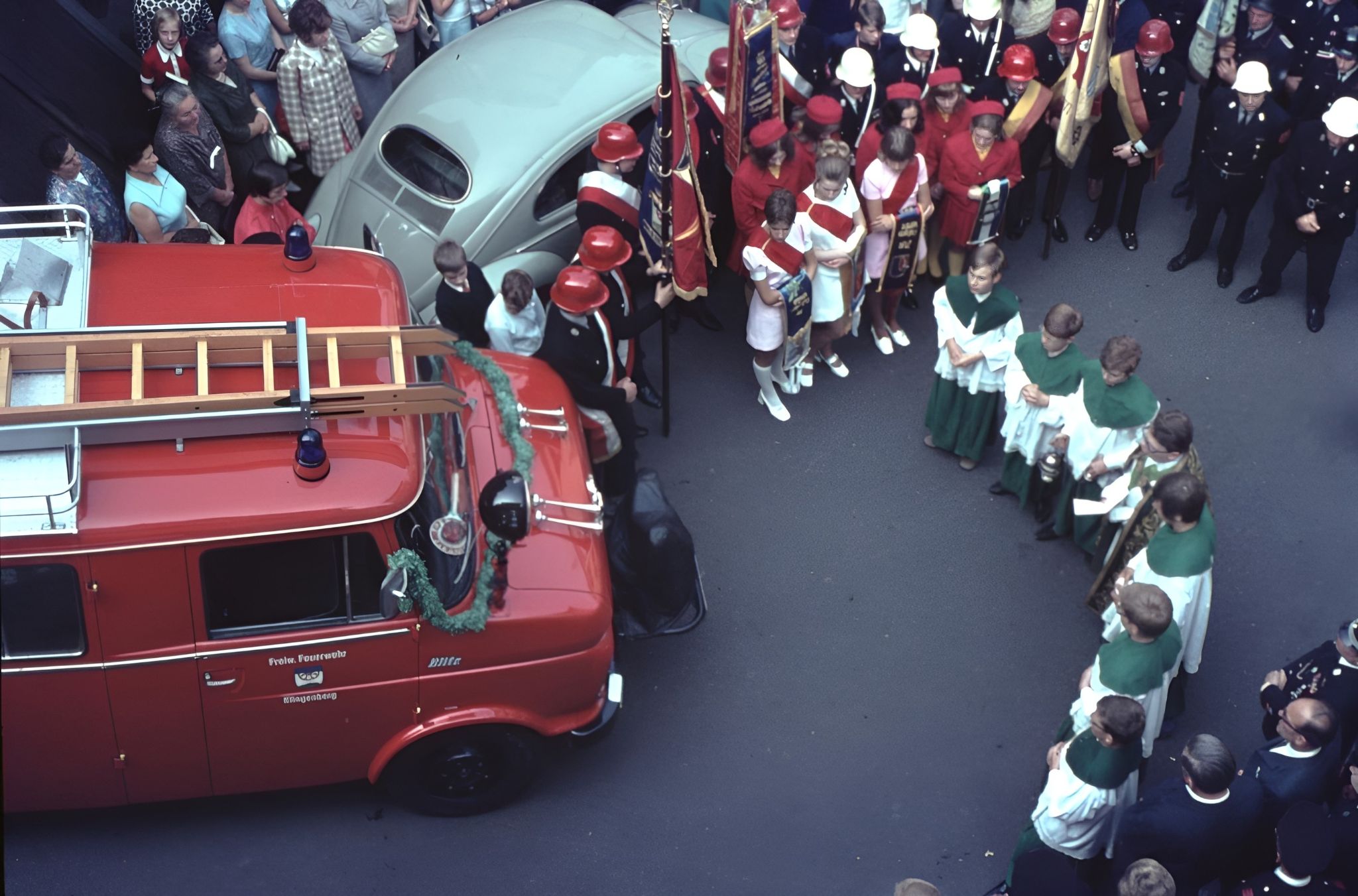 Segnung des Löschfahrzeugs in der Kirchenstraße 1985