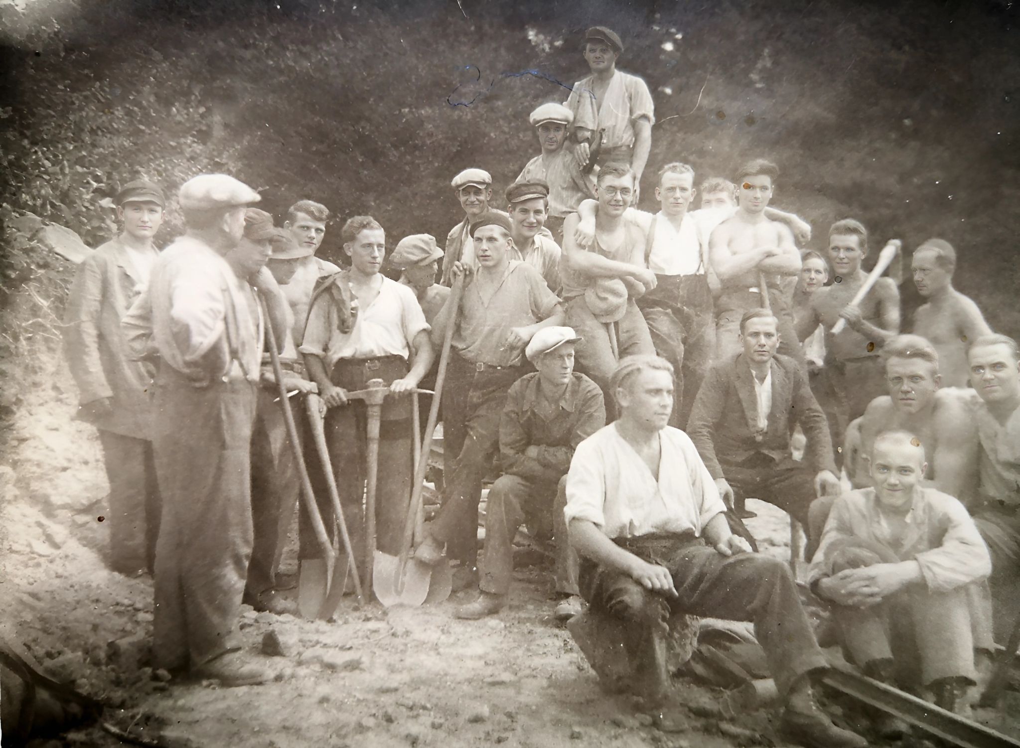 Sportplatzbau im Jahr 1932. Sportplatzbau im Jahr 1932. Das Bild zeigt vermutlich die erfolglosen Arbeiten "Im Steinig"
