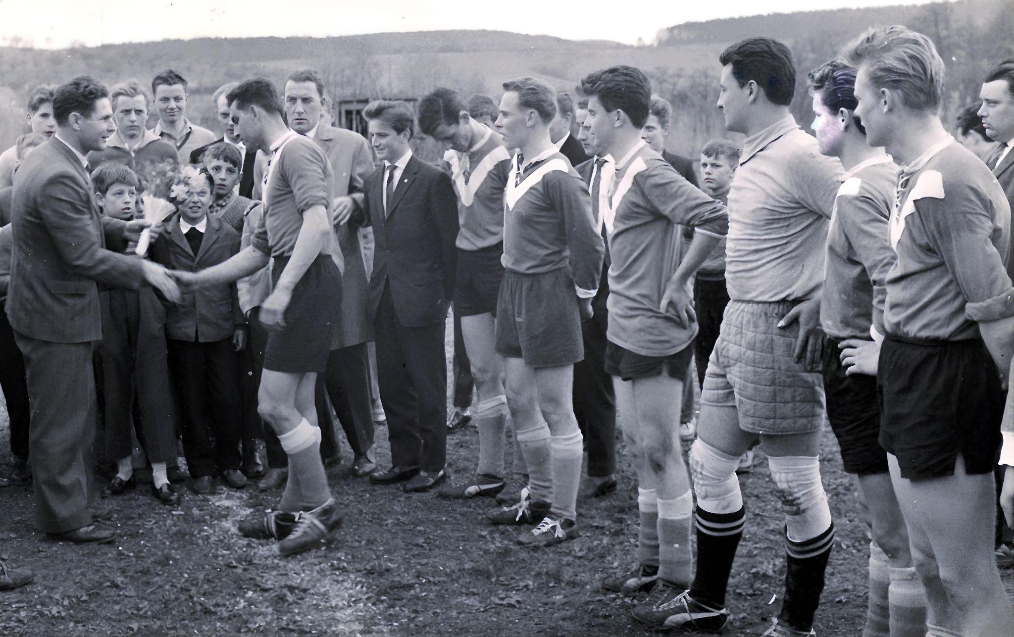 Gratulation durch en 1. Vorsitzenden des TSV Eschau