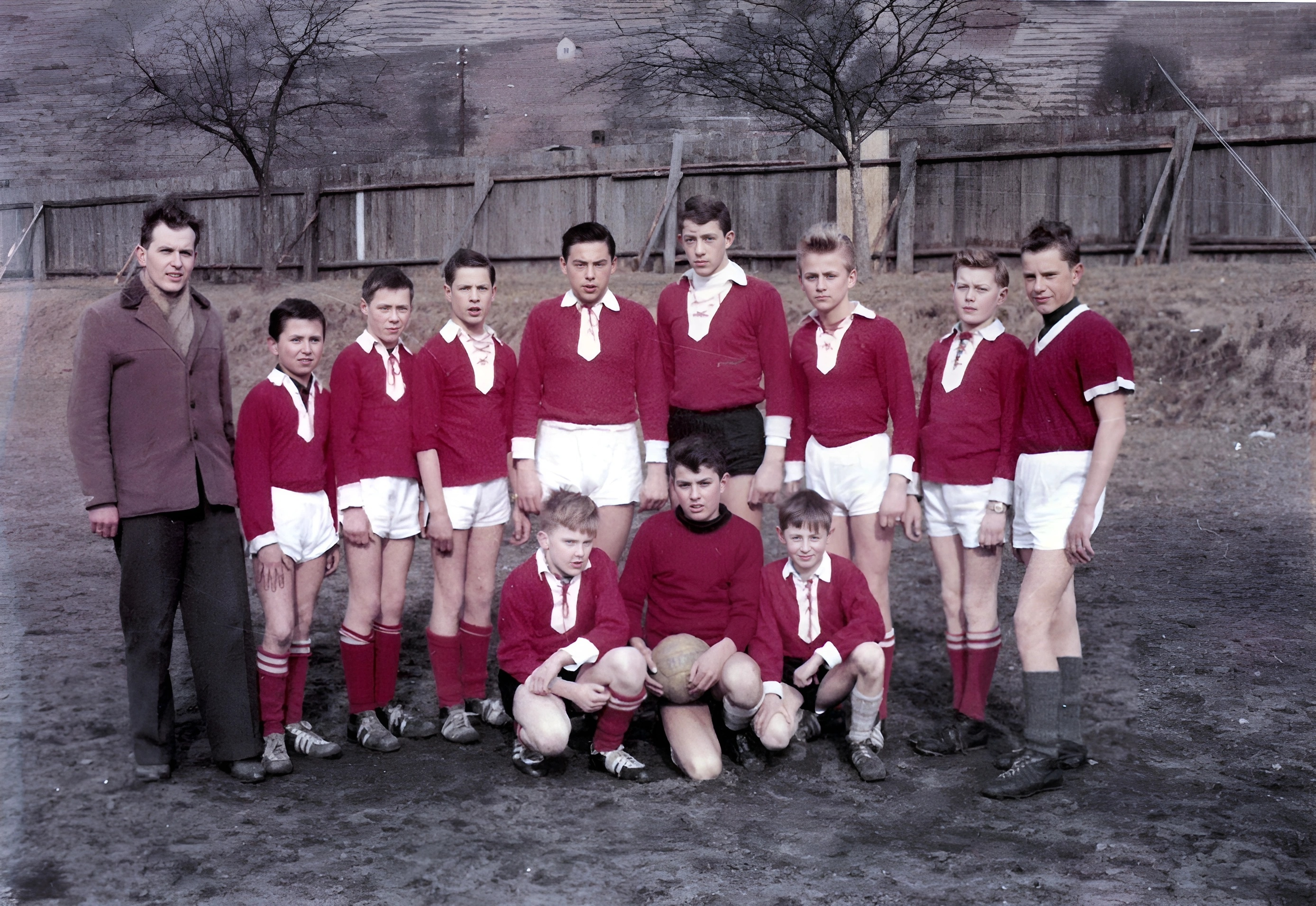 Fußballmannschaft auf dem Sportplatz Klingenberg 1960