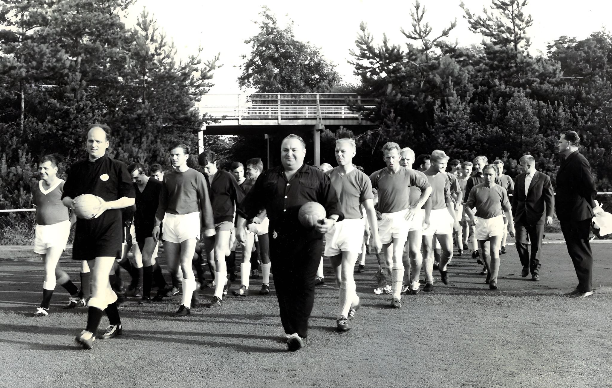 Einlauf der Gäste aus Dänemark zum Spiel 1965