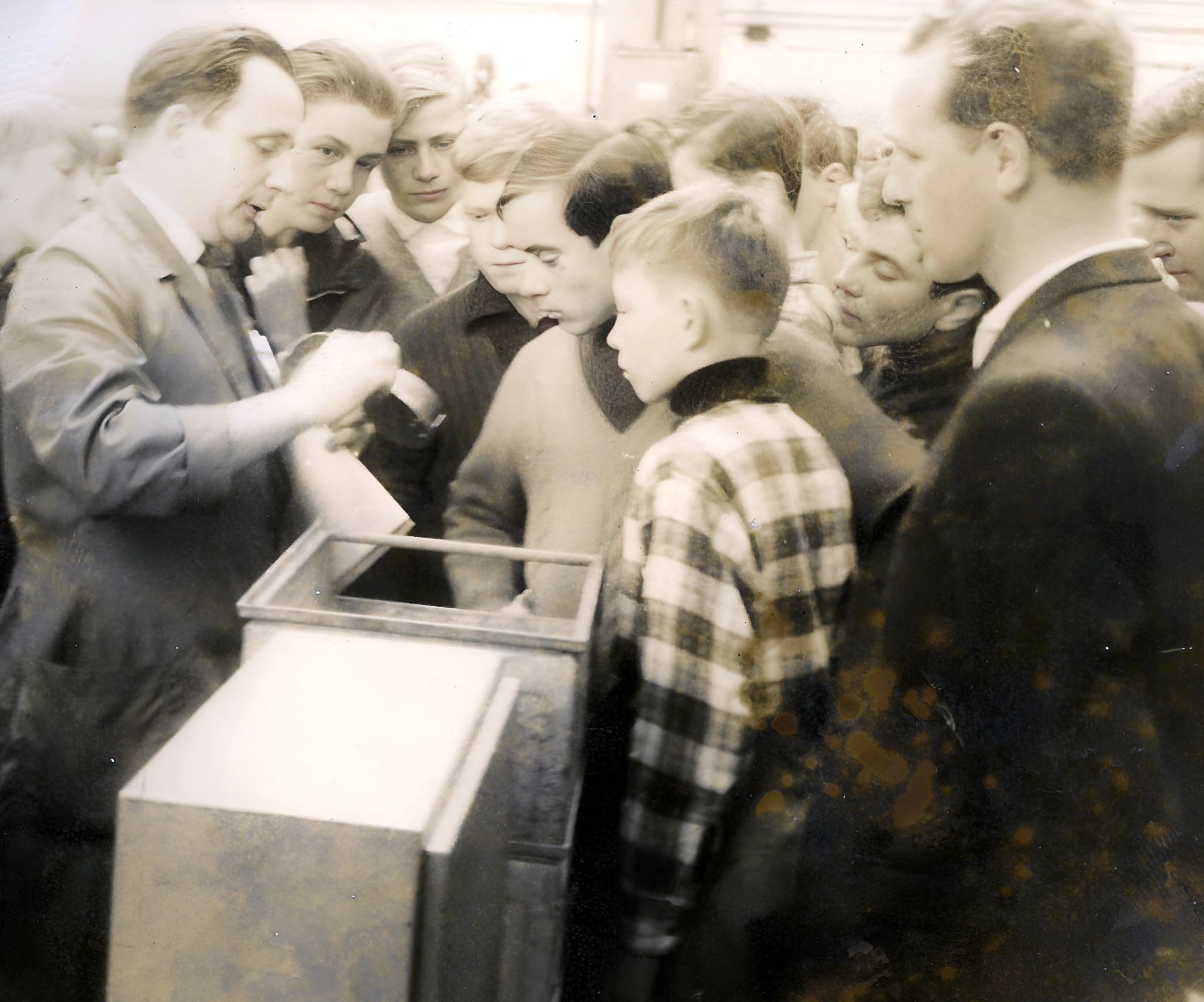 Die Fußballjungend bei einer Betriebsbesichtigung der Manometerfabrik Wiegand 1966