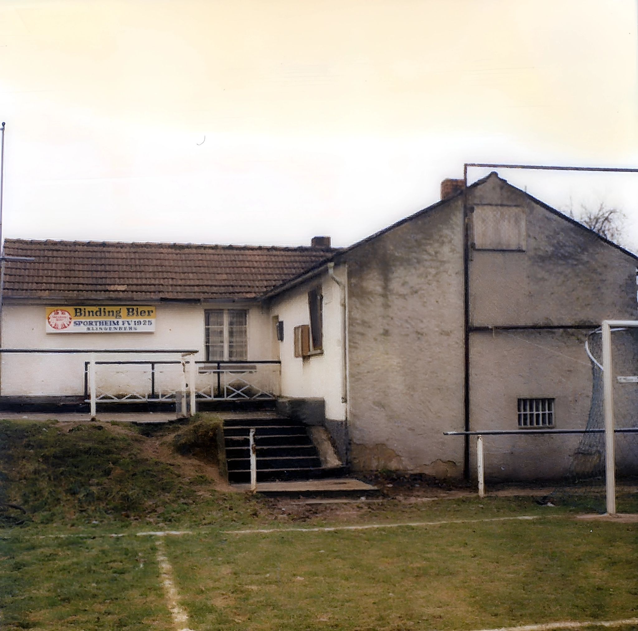 Das alte Sportheim seinem Abriss am 25.02.1982