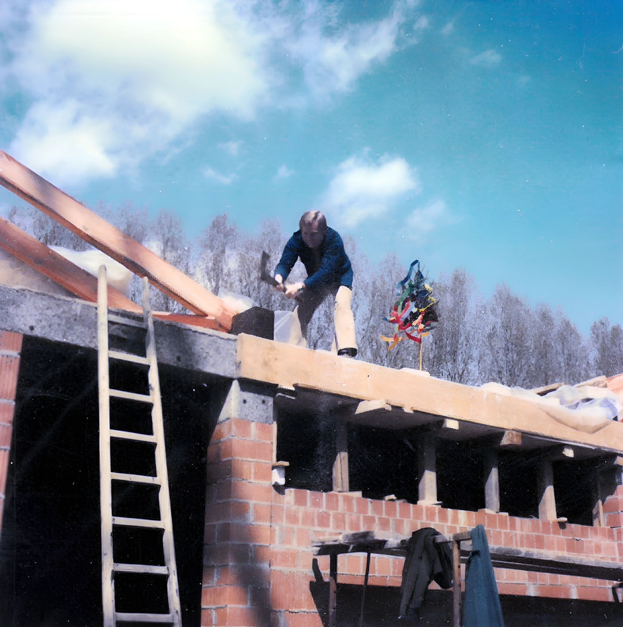 Der letzte Nagel wird eingeschlagen